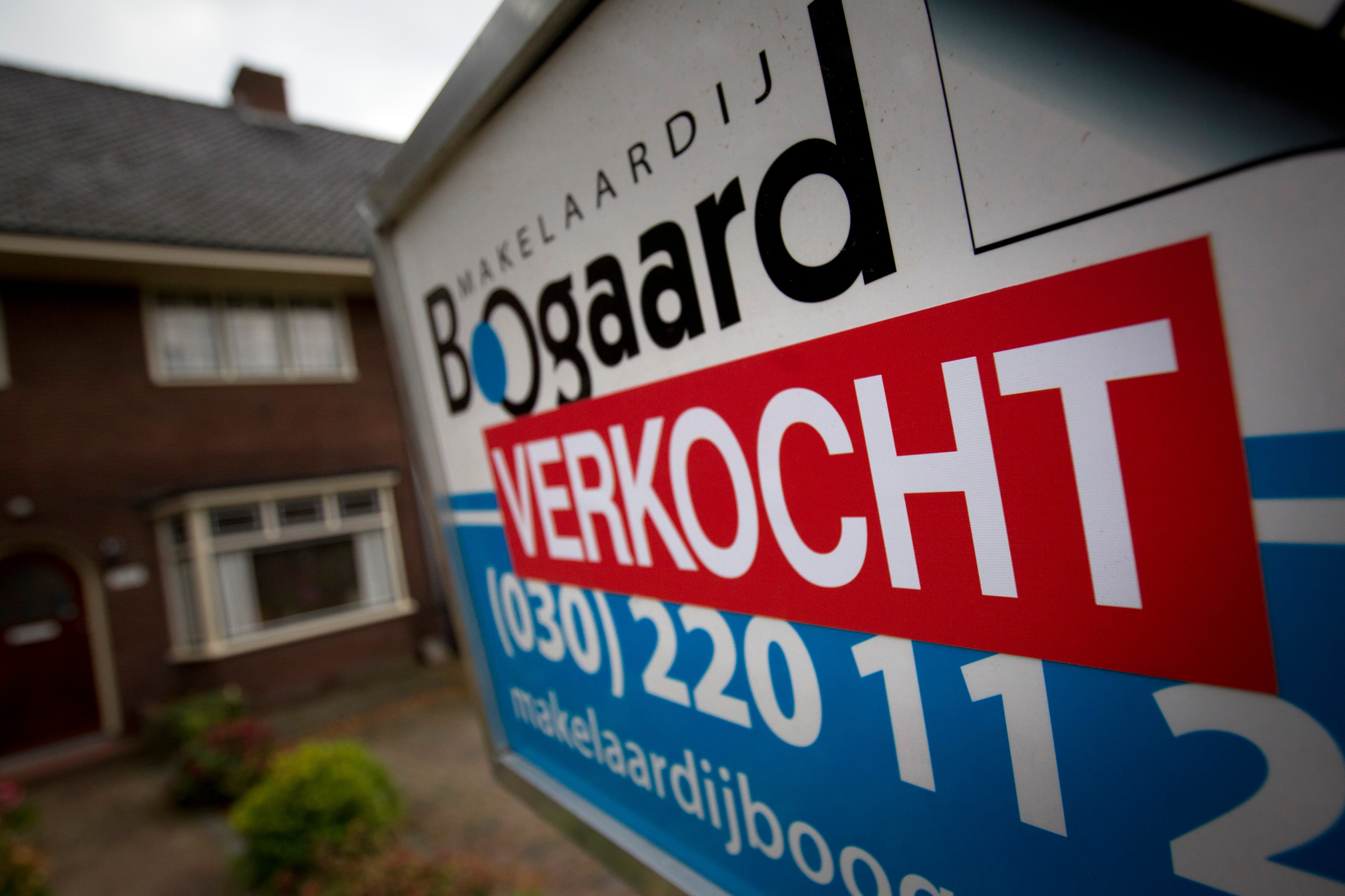 De Rabobank signaleert de eerste tekenen van prijsherstel op de woningmarkt. Maar echte stabilisatie van de huizenprijzen vindt waarschijnlijk pas in de loop van volgend jaar plaats, staat in een vrijdag gepubliceerd rapport van de grootse hypotheekverstrekker van Nederland. De economen van Rabo zeggen positief verrast te zijn over de ontwikkeling van de huizenprijzen. ,,Marktwerking komt geleidelijk op gang. In het derde kwartaal kenmerkte relatieve beleidsrust de markt. Er waren geen verrassingen, ook niet in de Miljoenennota’’, stelden ze. De economen wijzen erop dat de prijzen van bestaande koopwoningen die het CBS en het Kadaster in het derde kwartaal registreerden, voor het eerst in 3 jaar iets hoger uitkwamen dan van een kwartaal eerder. Hun zogeheten PBK-index pluste met een bescheiden 0,4 procent.