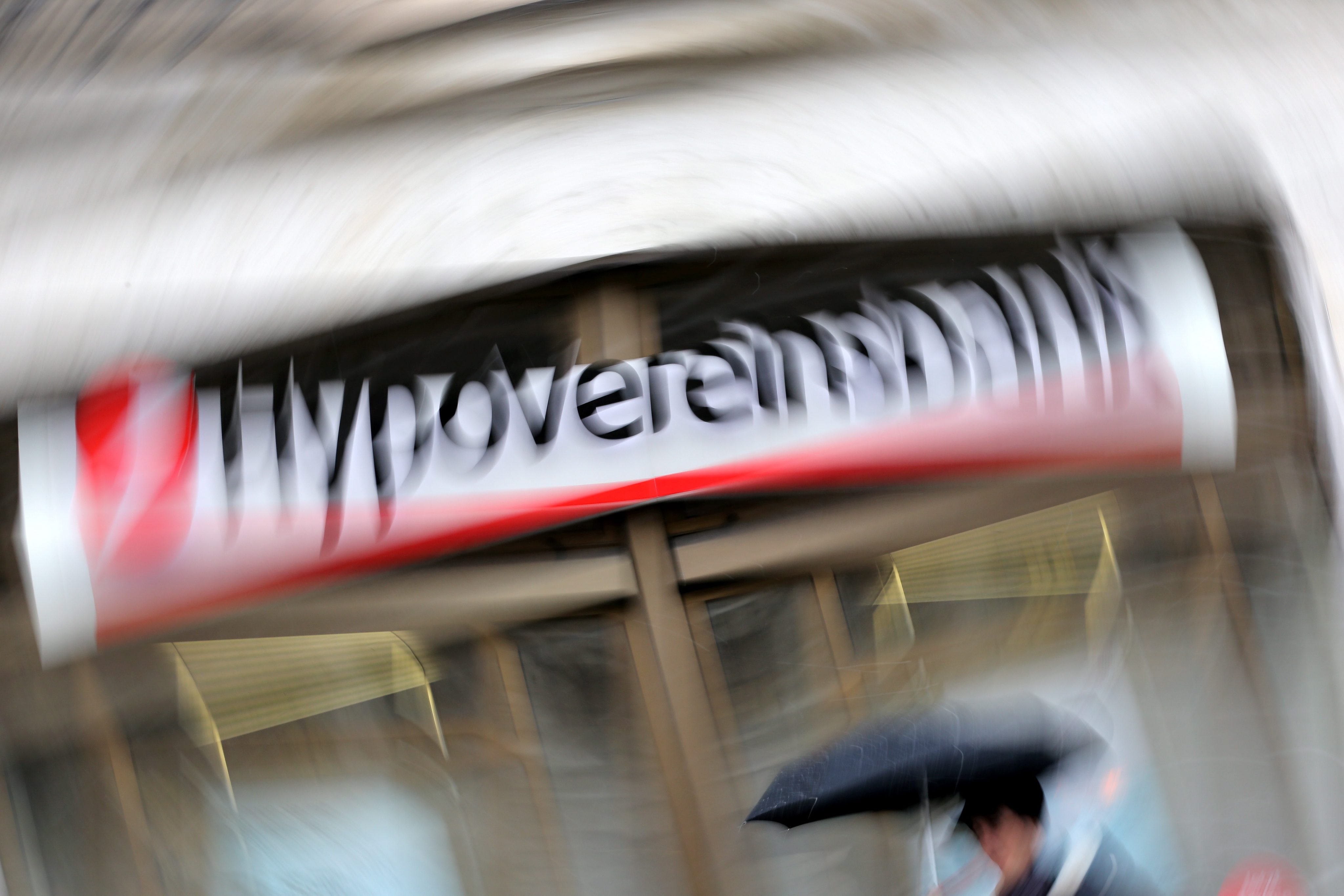 Duitse banken hebben voor miljarden euro's aan belastingen ontdoken door twijfelachtige effectentransacties. Dat meldde de Duitse krant Süddeutsche Zeitung woensdag. Onder meer HypoVereinsbank maakte volgens de krant de afgelopen jaren gebruik van een constructie die ervoor zorgde dat er meer belasting werd ontvangen bij aandelendeals dan er werd betaald. Dit gebeurde door transacties die één keer werden uitgevoerd tweemaal aan te melden. In totaal zouden banken hierdoor zeker 10 miljard euro te weinig belasting hebben betaald. Volgens een betrokkene wisten banken dat ze bewust geld aan de fiscus onthielden. De Zwitserse bank Sarasin concludeerde volgens de krant al in 2011 dat de constructie "belastingtechnisch niet in orde'' was. De maas in de wet is in 2012 gedicht. De Duitse belastingdienst onderzoekt nu ruim 40 voorvallen, waarbij vele banken betrokken zijn.
