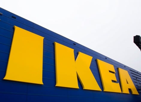 IKEA stapt in verzekeringen. Het bedrijf peilt de komende weken bij een beperkt aantal winkels in eigen land de belangstelling van klanten. Dat meldde de Amerikaanse zakenkrant The Wall Street Journal (WSJ) woensdag op gezag van mensen die bekend zijn met de plannen van de Zweedse meubelgigant. De eerste proef is al begonnen. IKEA biedt sinds 1 oktober zogenoemde zwangerschapsverzekeringen voor moeder en kind aan, onder meer via de webwinkel in Zweden. In eerste instantie is het product gericht op vaste Zweedse klanten van 's werelds grootste keten van woonwarenhuizen. Volgens de bronnen van WSJ wordt het aanbod de komende weken uitgebreid, bijvoorbeeld met een inboedelverzekering. Pas in een later stadium zou het bedrijf ook internationaal verzekeringen willen gaan aanbieden. Zelf hield IKEA desgevraagd de kaken op elkaar, aldus het dagblad.