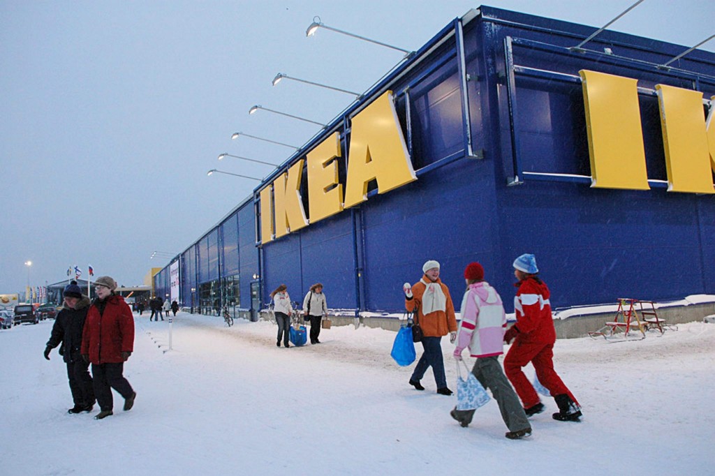 De Russen zullen het moeten stellen zonder een artikel over een lesbisch stel met een kind in het blad van Ikea. De Zweedse meubelketen heeft het geschrapt. "Wij moeten de wetten respecteren in de landen waarin wij actief zijn'', zei een woordvoerster van het concern donderdag. In Rusland werd dit jaar een wet van kracht waarin het maken van 'propaganda' voor homoseksualiteit strafbaar wordt gesteld. Volgens de woordvoerster is het besluit om het artikel te schappen "na zorgvuldig onderzoek'' genomen en heeft het bedrijf ook Russische juristen geraadpleegd. Het blad verschijnt in 25 landen. In de overige 24 is het wel te lezen. De Russen krijgen nu een verhaal voorgeschoteld over een man die in China in een kamertje woont. Ongeveer een jaar geleden kwam Ikea in het nieuws, omdat uit de Saudische versie van de catalogus foto's van vrouwen waren verwijderd. Ikea had achteraf spijt van dat besluit. In de catalogus voor de Saudi's staan dit jaar wel foto's van vrouwen.