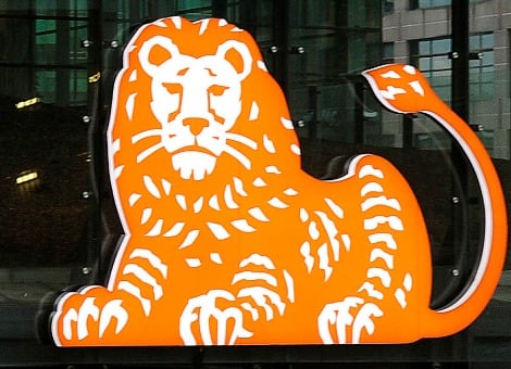 ING heeft in het tweede kwartaal meer winst geboekt dan een jaar eerder. Dat voorspellen analisten in een vooruitblik op de cijfers die het financiële concern woensdag voorbeurs publiceert. De analisten verwachten in doorsnee dat ING de aangepaste nettowinst met 11 procent heeft weten te verhogen ten opzichte van een jaar eerder, tot 1,05 miljard euro. De winst per aandeel ging naar verwachting omhoog van 0,21 euro naar 0,24 euro. Analist Matthias De Wit van KBC Securities gaf in een vooruitblik aan dat de focus woensdag vooral ligt bij de kredietkosten. Hij verwacht dat het economische herstel op dat vlak leidt tot meer optimisme bij ING. De Wit schat dat de voorzieningen voor slechte leningen met ruim een kwart zijn gekrompen ten opzichte van het tweede kwartaal van 2013. Verbetering Nederlandse huizenmarkt Analist Cor Kluis van Rabobank verwacht dat de voorzieningen met 482 miljoen euro even groot zullen zijn als in het eerste kwartaal van dit jaar. Verbeteringen op de Nederlandse huizenmarkt worden in zijn visie tenietgedaan door hogere voorzieningen in Oekraïne. De resultaten zullen volgens hem niet veel afwijken van die in de voorgaande kwartalen. ING bracht vorige maand Nationale-Nederlanden (NN) naar de beurs. Het concern heeft nog een belang van 68,1 procent in het verzelfstandigde bedrijf, dat bestaat uit de voormalige Europese verzekerings- en vermogensbeheeractiviteiten van ING.