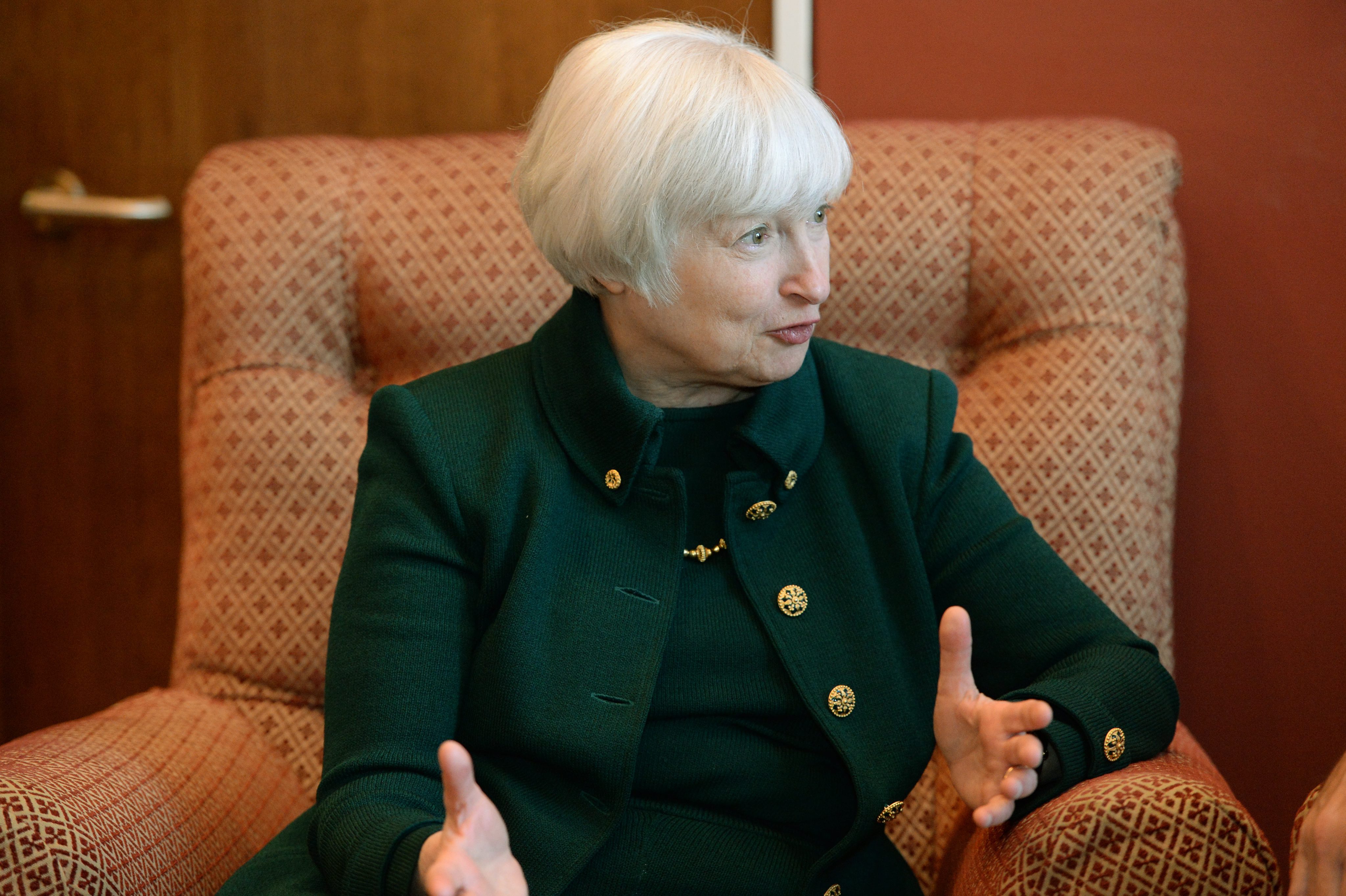 Ze moet nog benoemd worden als nieuwe voorzitter van de Amerikaanse Federal Reserve, maar centrale bankier Janet Yellen doet de harten van beleggers al sneller kloppen. De Europese beurzen toonden donderdag herstel na twee verliesbeurten op rij. De hernieuwde hoop op voortzetting van het steunbeleid in de Verenigde Staten zorgde voor optimisme onder beleggers. In Amsterdam vielen de kwartaalresultaten van Ahold tegen. ,,Het is een lekker dagje op de beurzen. De schrik van de afgelopen dagen is weer uit de markt. Het is wachten op wat Fed-vicevoorzitter Yellen gaat zeggen, maar uit haar vooraf gepubliceerde toespraak blijkt dat ze voorlopig nog niet over steunafbouw denkt.