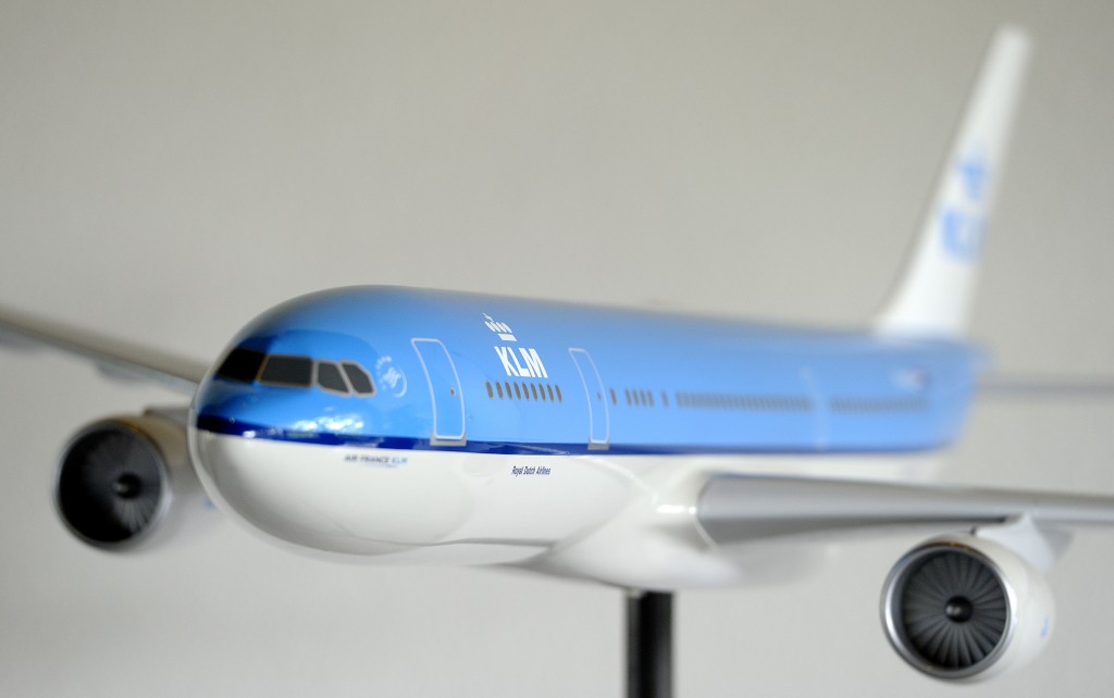 Luchtvaartmaatschappij KLM mikt op een jaarlijkse groei van 5 procent in China. Dat heeft operationeel directeur Pieter Elbers van KLM gezegd bij het World Aviation Summit in Noordwijk, zo meldde Het Financieele Dagblad woensdag. Om de groei te realiseren wil KLM de relatie met zijn partners in China, de luchtvaartmaatschappijen China Southern en China Eastern, intensiveren. Volgens de operationeel directeur is het mogelijk de gezamenlijke vluchten met de Chinese partners te stroomlijnen, zoals dat op de Noord-Atlantische route gebeurt met een eigen terminal voor KLM en diens partners op luchthaven JFK in New York. "Het kan nog wel even duren, maar ik zie daar wel mogelijkheden voor op de luchthaven van Beijing", stelde hij. Nieuwe partners Elbers ziet ook ruimte voor overeenkomsten met nieuwe partners. De vluchten naar Azië maken nu 25 procent uit van het totaal aantal intercontinentale vluchten van KLM. Elbers verwacht dat dit aandeel "snel'' stijgt naar circa 30 procent. Daarbij krijgt KLM wel te maken met meer concurrentie vanuit China, doordat de Chinese overheid onlangs besloot dat ook private partijen een luchtvaartmaatschappij mogen oprichten.
