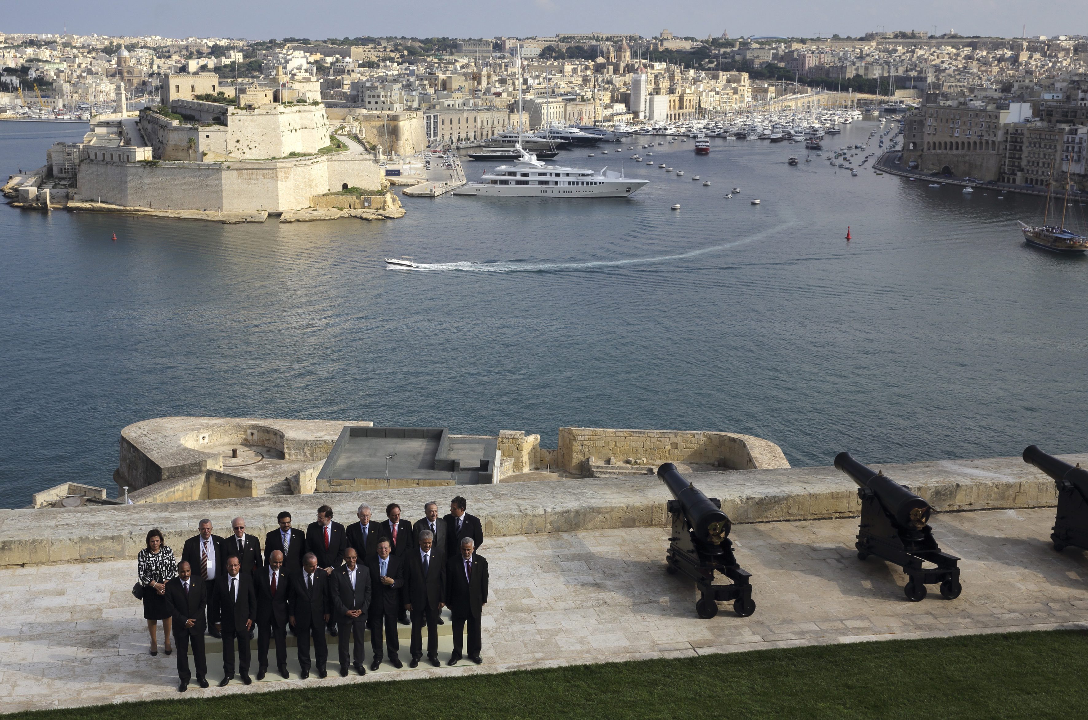 Inwoners van buiten de Europese Unie die staatsburger willen worden in Malta, moeten daarvoor diep in de buidel tasten. Het parlement heeft dinsdag ingestemd met het plan om het staatsburgerschap van het eiland te verkopen voor 650.000 euro. Het is de bedoeling dat het plan voor inkomsten zorgt en mensen aantrekt die kunnen investeren in het eiland. Premier Joseph Muscat schat dat het de staatskas zo'n 30 miljoen euro oplevert in het eerste jaar, ervan uitgaande dat ongeveer 45 mensen een burgerschap kopen. Ze kunnen daarmee ook in de andere 28 andere EU-landen werken en wonen. De Nationalistische Partij, die in de oppositie zit, is fel tegen het plan. Oppositieleider Simon Busuttil waarschuwt dat Malta vergeleken zal worden met belastingparadijzen in het Caribisch gebied. Hij sluit niet uit het plan te willen voorkomen met een referendum.
