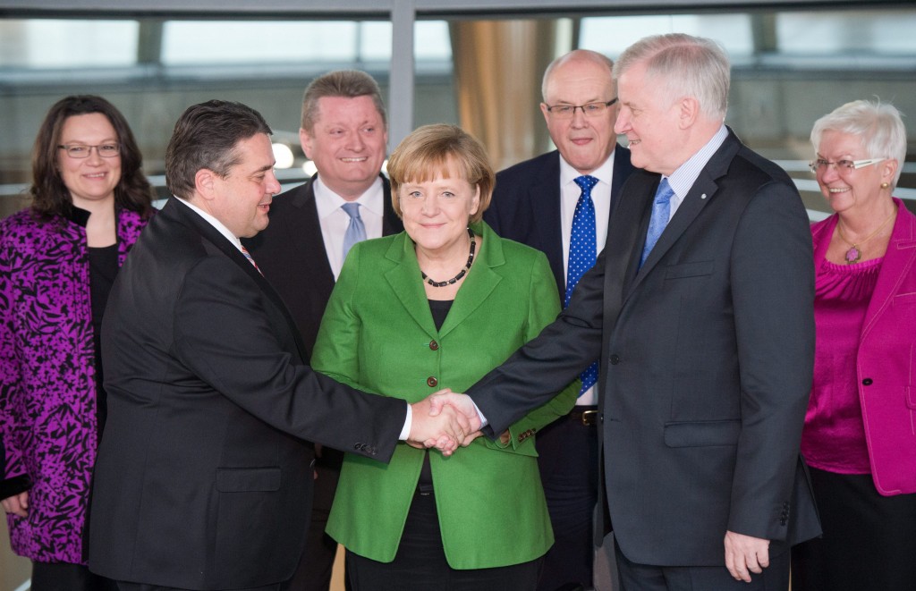 CDU, CSU en SPD zijn in de nacht van dinsdag op woensdag een regeerakkoord overeengekomen onder het motto: "De toekomst van Duitsland vormgeven''. Er komt een grote coalitie voor de grote taken waarmee de politiek wordt geconfronteerd. Dat zei bondskanselier Angela Merkel woensdagmiddag op een persconferentie in Berlijn. Zij legde daarbij vooral de nadruk op solide overheidsfinanciën. In 2015 moet een situatie zijn bereikt waarin de staat geen nieuwe schulden meer maakt. Zo'n degelijke politiek moet volgens de CDU-leider ertoe bijdragen dat de Duitsers hun welvaart en sociale zekerheid behouden. SPD-leider Sigmar Gabriel begon zijn betoog met de ,,stabilisering'' van de EU en de euro. Een groot idee dreigt volgens hem beschadigd te worden door rechtspopulisten. Die moeten daarom in toom worden gehouden. Het gaat erom het vertrouwen in Europa in stand te houden. De politiek moet daarbij voeling houden met de leefsituatie van gewone hardwerkende mensen. Een stap in die richting is voor de sociaaldemocraat de invoering van een wettelijk minimumloon van 8,50 euro per uur.