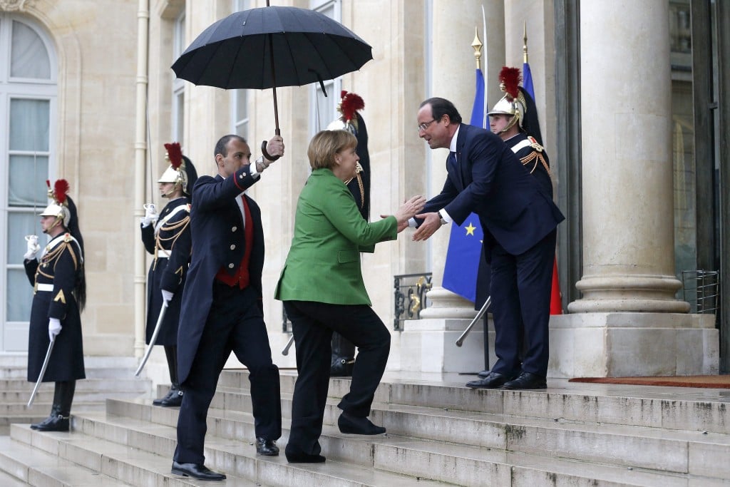 De economische bedrijvigheid in de eurozone is in november in een iets lager tempo toegenomen dan in oktober. Duitsland presteerde sterk, maar Frankrijk zakte terug. Duitsland compenseerde met een flinke opleving een stevige daling in Frankrijk. Dat blijkt uit voorlopige cijfers die de Britse marktonderzoeker Markit donderdag naar buiten bracht. De samengestelde inkoopmanagersindex voor de eurozone, waarin cijfers uit de industrie en de dienstensector van de eurozone zijn verwerkt, daalde van 51,9 in oktober tot 51,5. Een stand boven 50 duidt op groei, daaronder op krimp. Economen gingen gemiddeld uit van een stand van 52,0 in november.