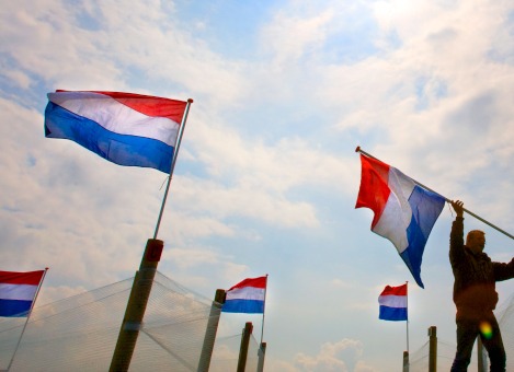 De Nederlandse economie is in het derde kwartaal van 2013 met 0,1 procent gegroeid, ten opzichte van een kwartaal eerder. De vier voorgaande kwartalen daalde het bruto binnenland product (bbp) telkens. Dat meldde het Centraal Bureau voor de Statistiek donderdagochtend. Ten opzichte van het derde kwartaal van 2012 kromp het bbp nog wel, met 0,6 procent. Volgens een veelgebruikte definitie is Nederland, dankzij de kwartaalgroei, nu uit de recessie.