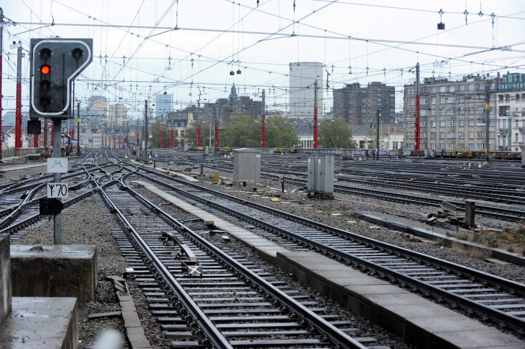 Bij de Belgische spoorwegmaatschappij NMBS en spoorbeheerder Infrabel verdwijnen tot eind 2018 ongeveer 1500 banen. Dat staat in de officieuze businessplannen die de directies van de NMBS-groep hebben uitgetekend, meldt de Belgische krant De Tijd woensdag. De geplande personeelsinkrimping is een gevolg van de concentratie van seinhuizen, maatregelen bij goederendochter Logistics en hogere productiviteit in de werkplaatsen waar de treinen worden onderhouden. Bij NMBS zelf worden volgens De Tijd zo'n 700 arbeidsplaatsen geschrapt, bij Infrabel ongeveer 800. De NMBS-groep telt nu nog zo'n 34.500 arbeidsplaatsen. De afgelopen jaren werd het personeelsbestand al fors teruggebracht. In 2002 had de groep nog 43.500 mensen in dienst.