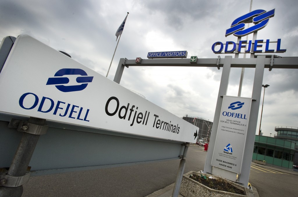 Tankopslagbedrijf Odfjell moet 3 miljoen euro boete betalen als het aan het Openbaar Ministerie (OM) ligt. Die eis legde de officier van justitie L. Boogert maandag neer in de strafzaak tegen het bedrijf in het Rotterdamse Botlekgebied. Het bedrijf met 288 tanks voor de opslag van de meest gevaarlijke stoffen, handelde volgens de officier jarenlang in strijd met de veiligheids- en vergunningsvoorschriften. Bovendien deed Odfjell weinig om zware ongevallen te voorkomen. Naast de forse boete van 3 miljoen euro eiste de aanklager dat het bedrijf een jaar wordt stilgelegd als het de zaak niet aanpakt. Directeur Theo Olijve zei geschrokken te zijn van de eis, temeer omdat het bedrijf voor de zoveelste keer beterschap belooft. Hoe hij dat wil laten zien - Olijve is nog maar enkele maanden in dienst - is voor hem moeilijk aan te geven. ,,Ik heb het volledige mandaat van het hoofdkantoor om te doen wat nodig is om het bedrijf weer in goede staat te krijgen'', aldus Olijve. Odfjell was bezig met onmaatschappelijk ondernemen, stelde de officier. ,,Het stelde geld verdienen boven het milieu en de veiligheid van werknemers en omwonenden.” De overschrijdingen bij gasontsnappingen waren soms zo hoog dat het metertje er bijna van uit zijn kastje schoot. Sinds de start van Odfjell heeft het bedrijf in totaal bijna 400.000 euro aan boetes betaald. ,,En telkens beloofde het beterschap.'' Olijve verklaarde zich te schamen, na afloop van het requisitoir. Hij hield tijdens de rechtszaak een vurig pleidooi over een betere toekomst; hij wil het bedrijf weer laten meedraaien in de top van Europese opslagterminals door het te veranderen in een meer computergestuurde onderneming. Daarom kan hij niet uitsluiten dat er nog een reorganisatie komt. Nu werken er rond de 250 mensen bij Odfjell. Technisch zou het bedrijf failliet zijn. Iedere maand stort het moederbedrijf in Noorwegen geld om te kunnen overleven. Er is sinds de stillegging in juli vorig jaar 62 miljoen euro in het bedrijf geïnvesteerd.