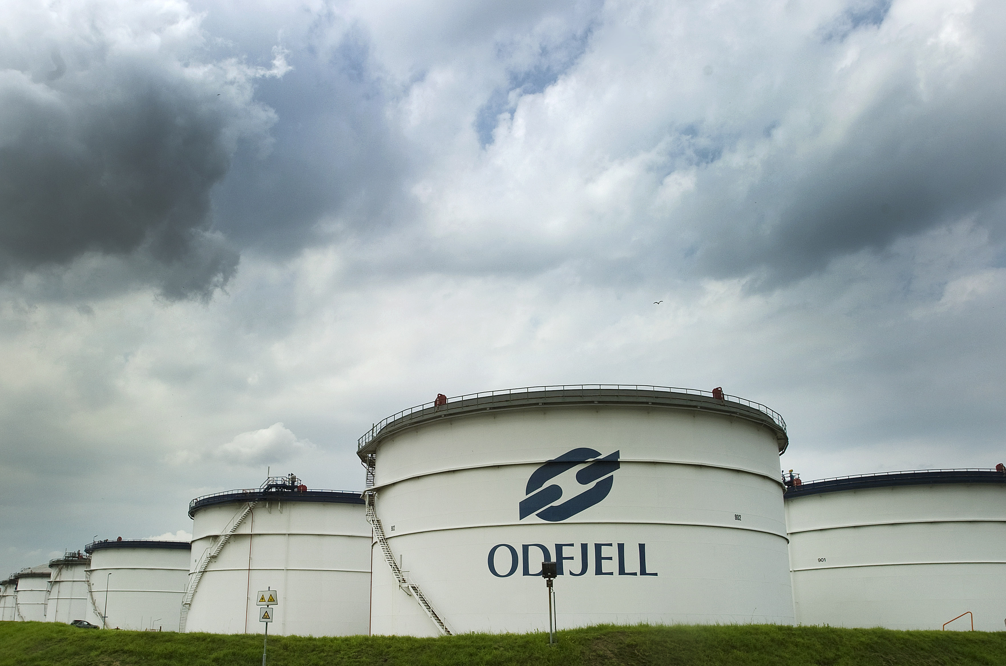 Het Noorse tankopslagbedrijf Odfjell heeft het verlies in het eerste kwartaal van dit jaar bijna zien verdubbelen. Het nettoverlies liep op, van 13 miljoen dollar in de eerste drie maanden van vorig jaar, tot 23 miljoen dollar (16,7 miljoen euro). Dat maakte het bedrijf donderdag bekend. Het verlies werd volgens het concern vooral veroorzaakt door een aanhoudende zwakke markt voor chemische opslag, gestegen kosten en slechte weersomstandigheden. Daardoor liepen transporten van tankerschepen vertragingen op. De omzet kwam in het afgelopen kwartaal uit op 266 miljoen dollar, vergeleken met 256 miljoen in dezelfde periode een jaar eerder. Odfjell Terminals Rotterdam (OTR) kondigde vorige maand een nieuwe reorganisatie aan, waarbij 112 van de 265 arbeidsplaatsen worden geschrapt. Dat is een van de maatregelen waarmee Odfjell het bedrijf weer rendabel probeert te maken. De afgelopen jaren raakte het tankopslagbedrijf in opspraak door overtredingen van de veiligheidsregels bij de terminal in de Rotterdamse haven. Het bedrijf moest zijn activiteiten in 2012 geruime tijd staken en kreeg eind vorig jaar een boete van 3 miljoen euro opgelegd. Odfjell maakte in februari bekend dat er 76 miljoen dollar (ruim 55 miljoen euro) moest worden afgeschreven op de Rotterdamse opslagfaciliteiten, onder meer vanwege de lagere beschikbare capaciteit en doorvoer bij de terminal in de komende jaren.