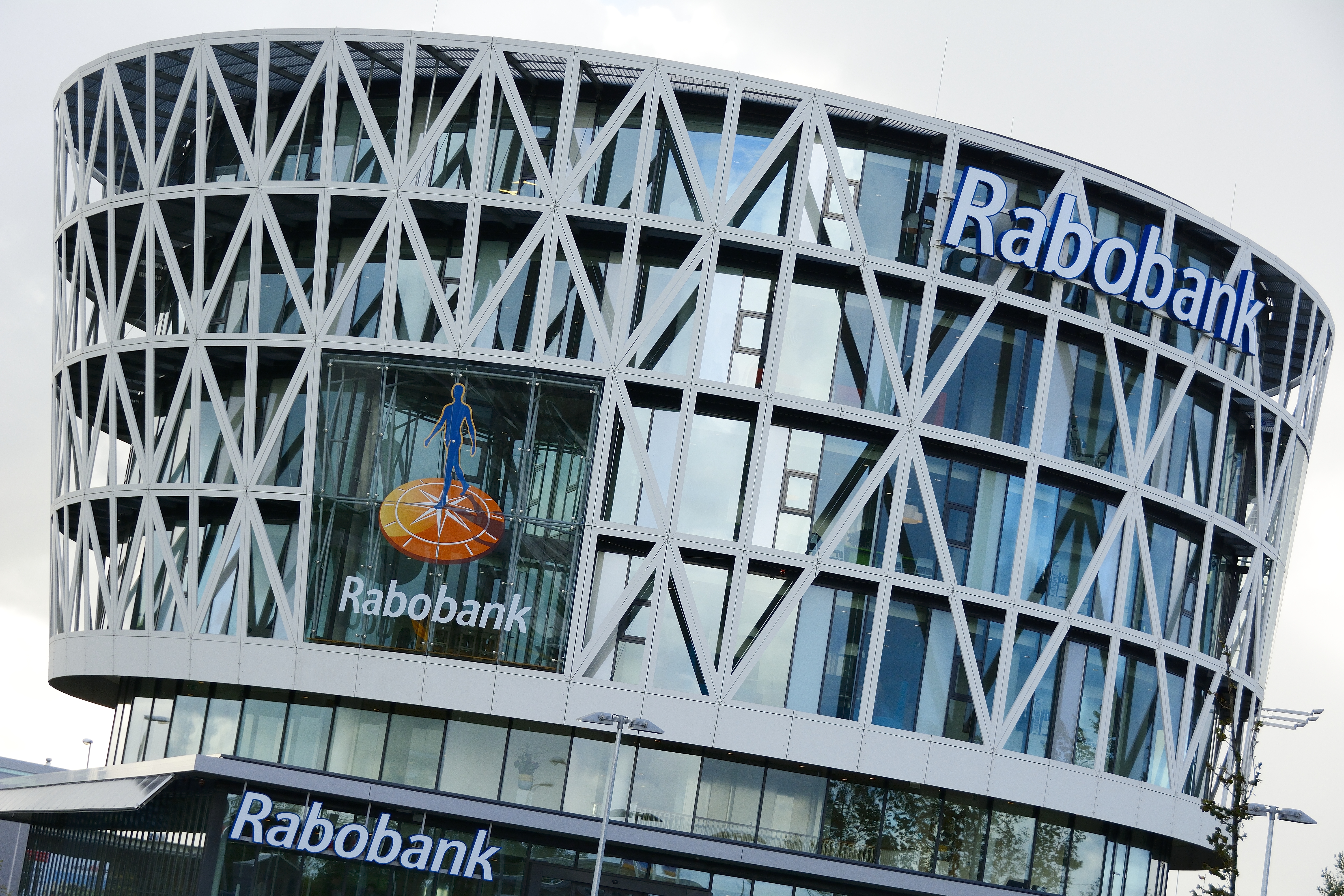 De aanklacht van de Amerikaanse hypotheekverstrekker Fannie Mae tegen Rabobank en andere banken die betrokken zijn bij de fraude met de Liborrente is ongegrond. Dat stelde Rabobank vrijdag in een verklaring. De bank liet weten ,,sterk verweer'' te blijven voeren tegen de aanklacht. Fannie Mae gaf donderdag aan negen banken aan te klagen vanwege hun bet