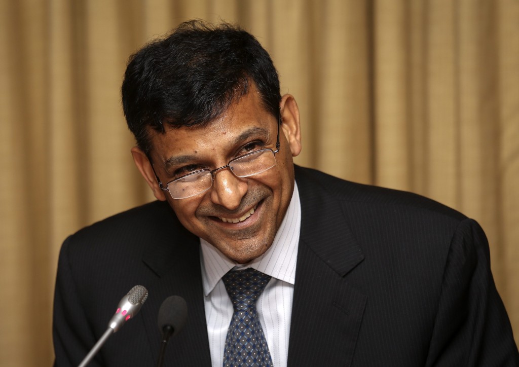 De regels voor banken in India worden flink opgeschud, waarbij er ook fors meer ruimte komt voor buitenlandse banken om in het land te opereren. Dat zegt de recent aangetreden president van de Indiase centrale bank, Raghuram Rajan, in een maandag gepubliceerd interview met de krant Financial Times. Rajan, voormalig hoofdeconoom bij het Internationaal Monetair Fonds, denkt dat de komende jaren de concurrentie in de Indiase bankwereld zal toenemen en de aanwezigheid van grote internationale spelers zal groeien. Overnames Op dit moment hebben buitenlandse financiële instellingen zoals HSBC zo'n 6 procent van de Indiase markt in handen. Onder de nieuwe regels krijgen zij onder meer de mogelijkheid om hun activiteiten uit te breiden en op den duur zelfs Indiase branchegenoten over te nemen, aldus Rajan. De veranderingen maken deel uit van een grote hervorming van de financiële wereld die Rajan vormt probeert te geven. Hij wil onder meer kleinere spelers naar de markt lokken en nieuwe vormen van kredietverlening mogelijk maken.