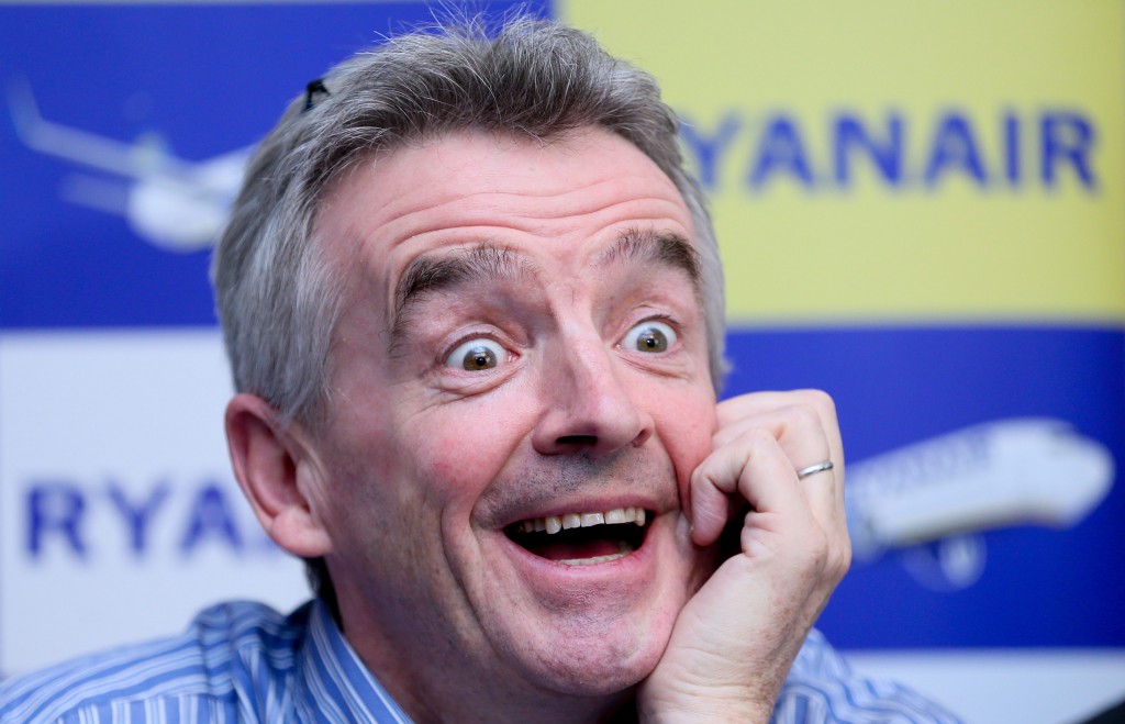 Ryanair opent op Brussels Airport een nieuwe operationele basis, terwijl de lowcostcarrier ook vanaf Charleroi zal blijven vliegen. Dat maakte topman Michael O’Leary woensdagochtend bekend in de Belgische hoofdstad. Op Brussels Airport worden vanaf februari 2014 vier Boeing 737-800’s gestationeerd, waarmee naar tien Zuid-Europese bestemmingen zal worden gevlogen. De bestemmingen waarop Ryanair vanaf ‘BRU’ gaat vliegen zijn Alicante, Barcelona, Ibiza, Lissabon, Malaga, Palma, Porto, Rome, Valencia en Venetië. Wekelijks gaat Ryanair tweehonderd vluchten uitvoeren van en naar Brussel. Op jaarbasis zullen de routes goed zijn voor 1,5 miljoen passagiers. Dinsdag werd al bekend dat Ryanair naar Brussel gaat vliegen vanaf Rome Fiumicino, waar de Ierse budgetmaatschappij eveneens een basis opent. Met het openen van bases op deze primaire luchthavens wijkt Ryanair af van het tot nu toe gevoerde beleid om dit soort luchthavens zoveel mogelijk te mijden. Hoge frequentie De nieuwe bestemmingen zullen door Ryanair in een hoge frequentie worden aangevlogen. Het gaat per bestemming om minimaal veertien vluchten per week. Naar Lissabon en Rome staan 28 wekelijkse vluchten op het programma, en naar Barcelona zal zelfs 42 keer per week worden gevlogen. Ryanair gaat op Brussels Airport rechtstreeks concurreren met Brussels Airlines, maar ook met het Spaanse Vueling, dat onlangs aankondigde een aantal nieuwe Zuid-Europese routes vanaf Brussel te starten. EasyJet vliegt ook vanaf Brussel, maar Ryanair blijft uit het vaarwater van de Britse concurrent.