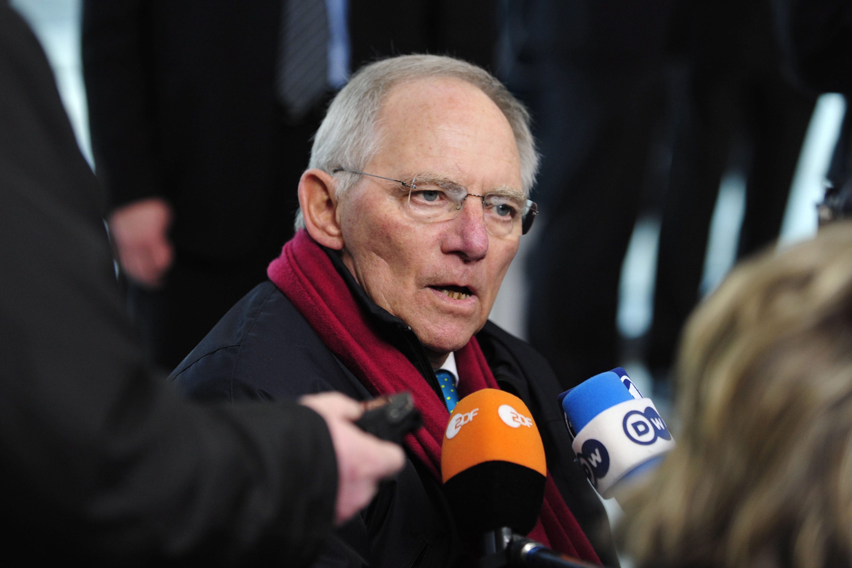 Wolfgang Schäuble wil ook in het volgende Duitse kabinet, waarover momenteel druk wordt onderhandeld, graag minister van Financiën zijn. Dat zegt hij in een maandag gepubliceerd interview met dagblad Bild. ,,Ik doe dit werk graag'', aldus Schäuble. ,,Maar er is afgesproken dat besluiten over de personele invulling helemaal aan het einde van de coalitieonderhandelingen worden genomen, als men het eens is geworden over alle inhoudelijke zaken.'' Schäuble wacht naar eigen zeggen ,,ontspannen'' af.