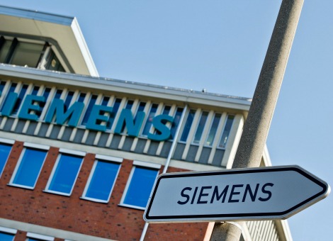 Siemens heeft in het vierde kwartaal van zijn gebroken boekjaar een omzet behaald van 21 miljard euro, 1 procent minder dan een jaar eerder. De nettowinst nam met 10 procent af tot 1,1 miljard euro. Dat maakte het Duitse technologieconcern donderdag bekend. De omzetdaling was deels terug te voeren op ongunstige wisselkoerseffecten. Wanneer die en wijzigingen in de bedrijfssamenstelling buiten beschouwing worden gelaten, was sprake van een groei van 3 procent. De valuta-effecten zijn deels terug te voeren op de dure euro, die nadelig is voor Europese exporteurs. Hun producten worden duurder voor afnemers buiten de eurozone. Tal van multinationals, waaronder Siemens, hebben echter ook fabrieken in Azië staan, wat een heel ander kostenplaatje oplevert. Voor multinationals die geld in dollarlanden verdienen en dit voor de boekhouding vervolgens in euro’s rapporteren treedt er wel een negatief valuta-effect op door de dure euro. Omzet en winst kunnen hierdoor op papier negatief worden beïnvloedt, maar dit heeft op zich niet te maken met de exportpositie. In de afgelopen weken wezen grootmachten als Philips, Unilever, Heineken en AkzoNobel bij hun kwartaalcijfers eveneens op de nadelige gevolgen van wisselkoersen. Unilever zag zijn in euro’s gerapporteerde omzet krimpen door de sterke euro. Unilever omschreef de gelijktijdige sterke daling van diverse valuta ten opzichte van de euro donderdag als een "schok voor de wereldeconomie”. Meer orders, minder omzet Over het gehele boekjaar kwam de omzet van Siemens uit op 75,9 miljard euro, een daling van 2 procent. Onder de streep bleef 4,4 miljard euro over, tegen 4,3 miljard euro in het voorgaande jaar. Siemens haalde orders binnen ter waarde van ruim 82 miljard euro, 8 procent meer dan een jaar eerder. Siemens lanceerde donderdag ook een aandeleninkoopprogramma met een omvang van 4 miljard euro, dat de komende 2 jaar uitgevoerd zal worden.