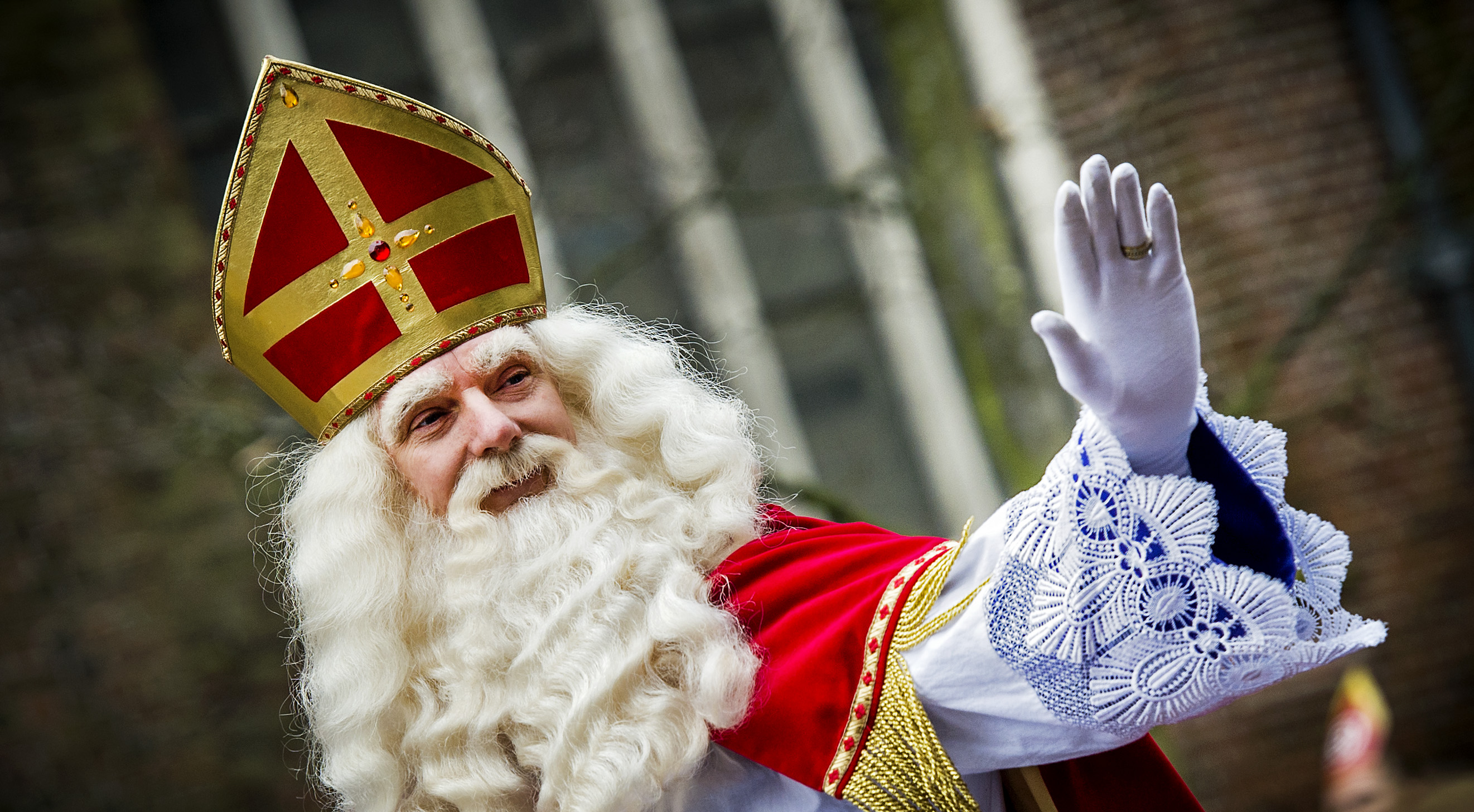 Sinterklaas en Zwarte Piet zijn weer in het land. Maar of Nederlanders, nu het land uit de recessie is, meer of minder aan cadeautjes zullen uitgeven, blijkt lastig te voorspellen. Volgens onderzoeksbureau Q&A wint de sint aan sympathie en lijkt het erop dat de bestedingen zo’n 4,6 procent zullen stijgen ten opzichte van vorig jaar. Een kleine meerderheid van de 1800 door Q&A ondervraagde consumenten gaf aan het feest te vieren, iets meer dan vorig jaar.