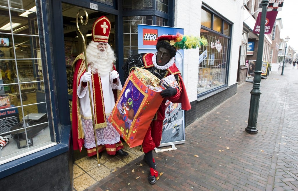 Ook in economisch moeilijke tijden blijven mensen geld uitgeven aan het sinterklaasfeest. Winkeliers verwachten de komende periode tussen de 510 en 515 miljoen euro extra om te zetten aan sinterklaasaankopen. Dit meldde brancheorganisatie Detailhandel Nederland woensdag. De gehele detailhandel profiteert van deze belangrijke feestdag. Een groot deel van de extra omzet wordt besteed aan de randvoorwaarden van het feest. "Denk aan het huis dat versierd wordt, de extra luxe diners, de gourmetschotels en de pepernoten en chocoladeletters'', aldus de organisatie. Daarnaast worden veel cadeaus gekocht. Dat varieert van cadeautjes voor in de schoen tot luxe cadeaus op pakjesavond. Naast traditioneel populaire cadeaus als parfum, speelgoed en sieraden vinden dit jaar games gretig aftrek. Maar ook traditionele gezelschapsspellen zijn volgens de winkeliers nog steeds in trek. Uit onderzoek van bureau Q&A bleek deze week dat de sint aan sympathie wint en dat de bestedingen zo’n 4,6 procent hoger zullen uitkomen dan vorig jaar. De gemiddelde besteding per gezin ligt volgens de enquête op ruim 100 euro. "De recente commotie rond Zwarte Piet lijkt het sinterklaasfeest geen windeieren te leggen'', luidde de conclusie van het onderzoeksbureau.