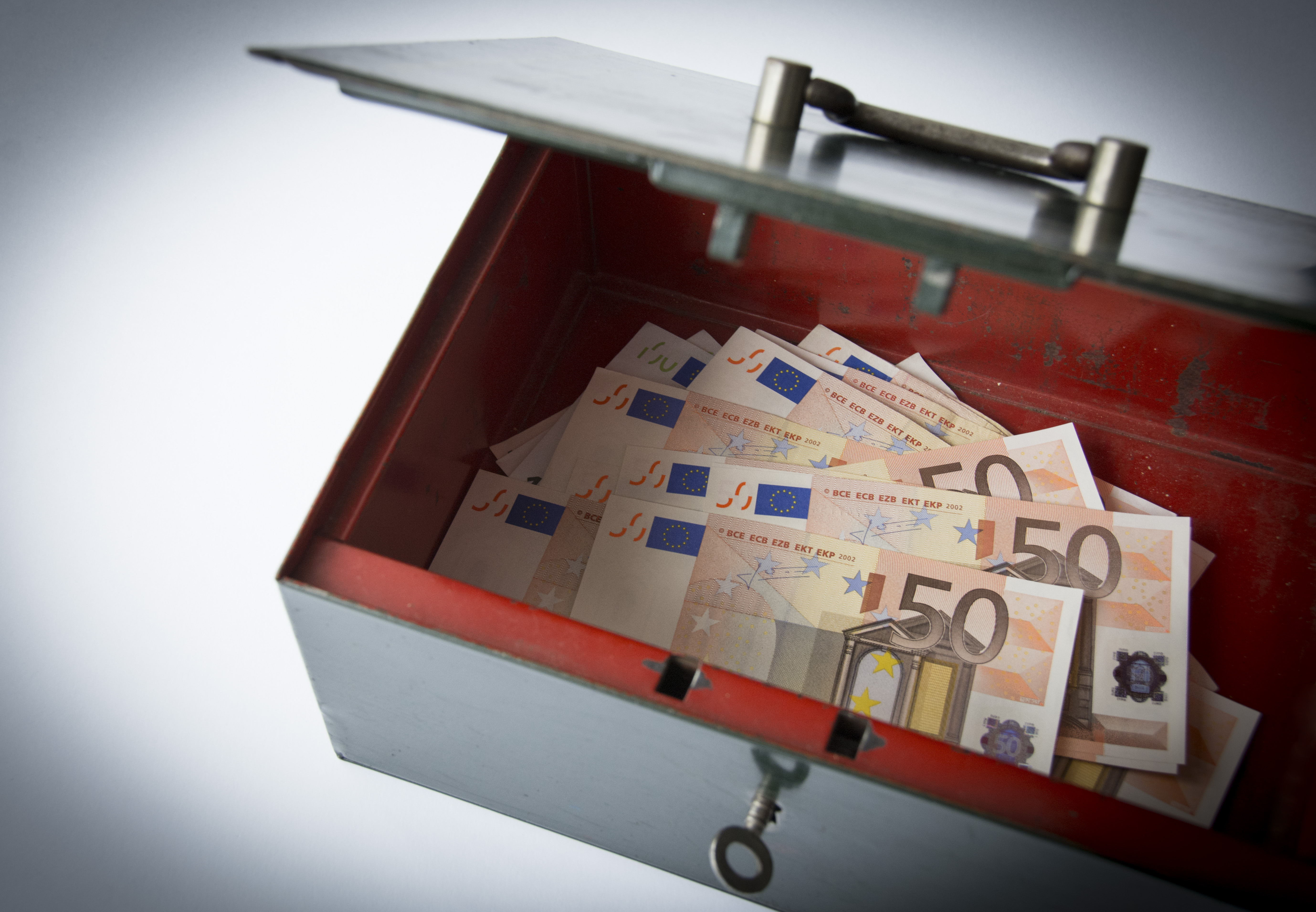 Goed en minder goed nieuws voor spaarders deze week. De Nederlandse inflatie daalt, maar banken hebben spaarders weer iets minder hard nodig. Drie grafieken waar spaarders op moeten letten. Afgelopen donderdag begon mooi voor spaarders. De Nederlandse inflatie bleek in oktober omlaag te zijn gedoken naar een niveau van 1,6 procent. Een opsteker voor spaarders die al een jaar lang aankeken tegen een inflatie van 2,5 tot drie procent. Zeker met variabele spaarrentes viel daar niet tegenop te sparen, waardoor de koopkracht van spaargeld achteruit ging.