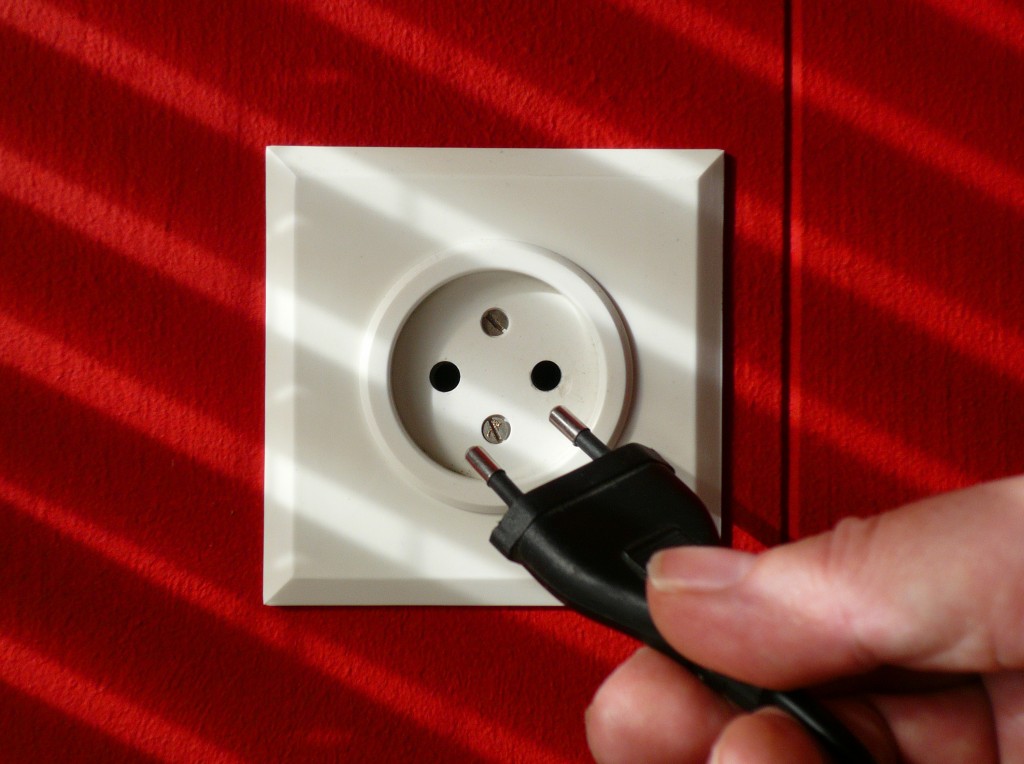 De netbeheerders gaan bij de rechter de tariefsverlaging aanvechten die toezichthouder Autoriteit Consument & Markt (ACM) wil doorvoeren op het transport van elektriciteit en gas. Dat lieten zij vrijdag weten. De tariefsverlaging levert consumenten en huishoudens de komende 3 jaar een totale besparing op van 2,1 miljard euro. Volgens ACM kunnen de tarieven omlaag omdat de netbeheerders goedkoper geld kunnen lenen door de lagere rente.