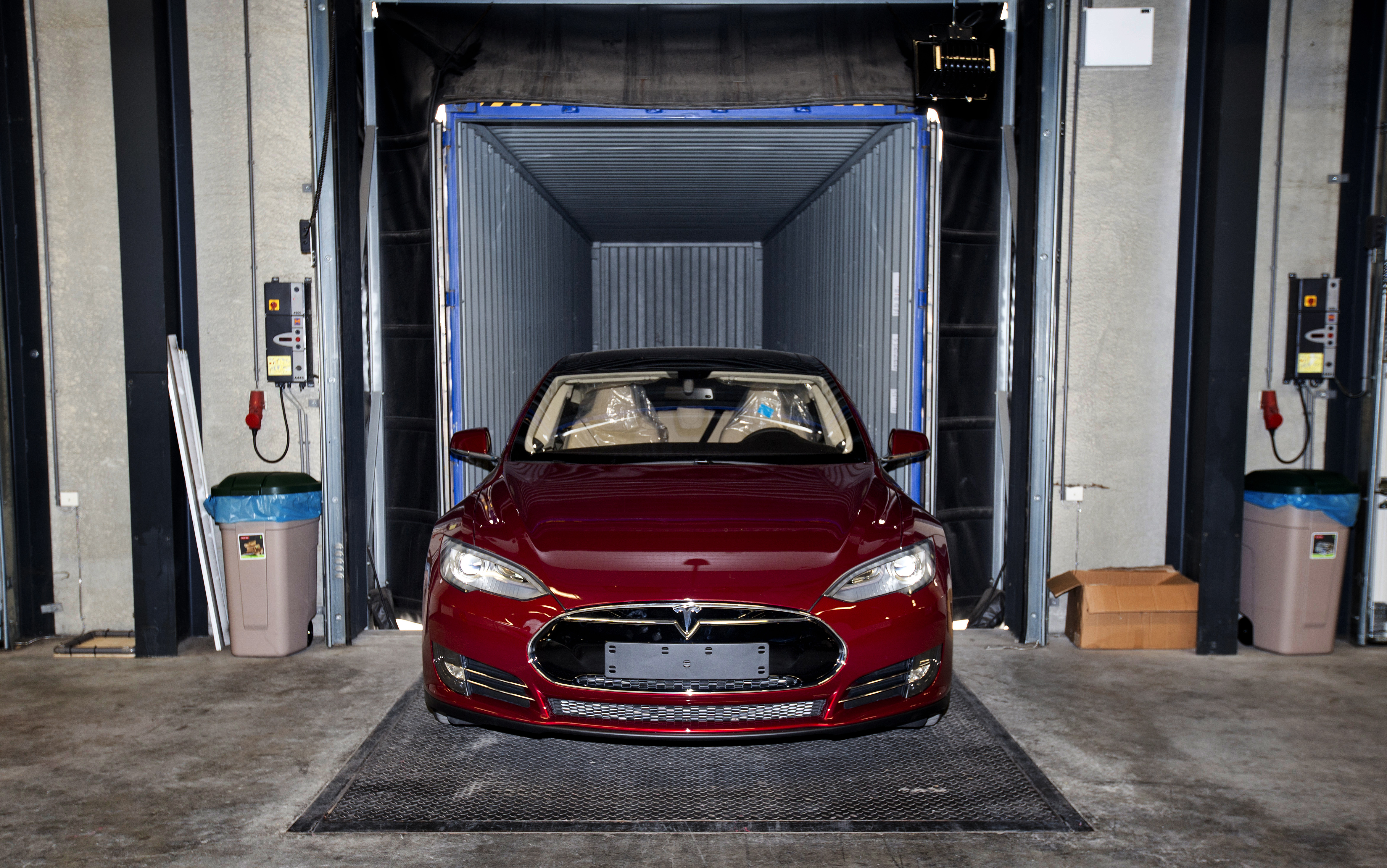 Voor de derde keer in twee maanden is een elektrische Tesla model S auto in brand gevlogen bij een snelwegincident. Beleggers zijn daar niet blij mee. Miljardair Elon Musk wil van de Californische bouwer van elektrische auto's een baanbrekend bedrijf maken. Waar Tesla eerst vooral peperdure volledige elektrisch aangedreven sportwagens maakt, moet de recent op de markt gebrachte Model S iets wat op een middenklasse auto lijkt dichterbij brengen. Incidenten die vragen oproepen over de veiligheid van elektrische auto's liggen daarbij erg gevoelig. Afgelopen woensdag is voor de derde keer in twee maanden een Tesla Model S in brand gevlogen bij een wegongeluk, zo meldt onder meer The New York Times.