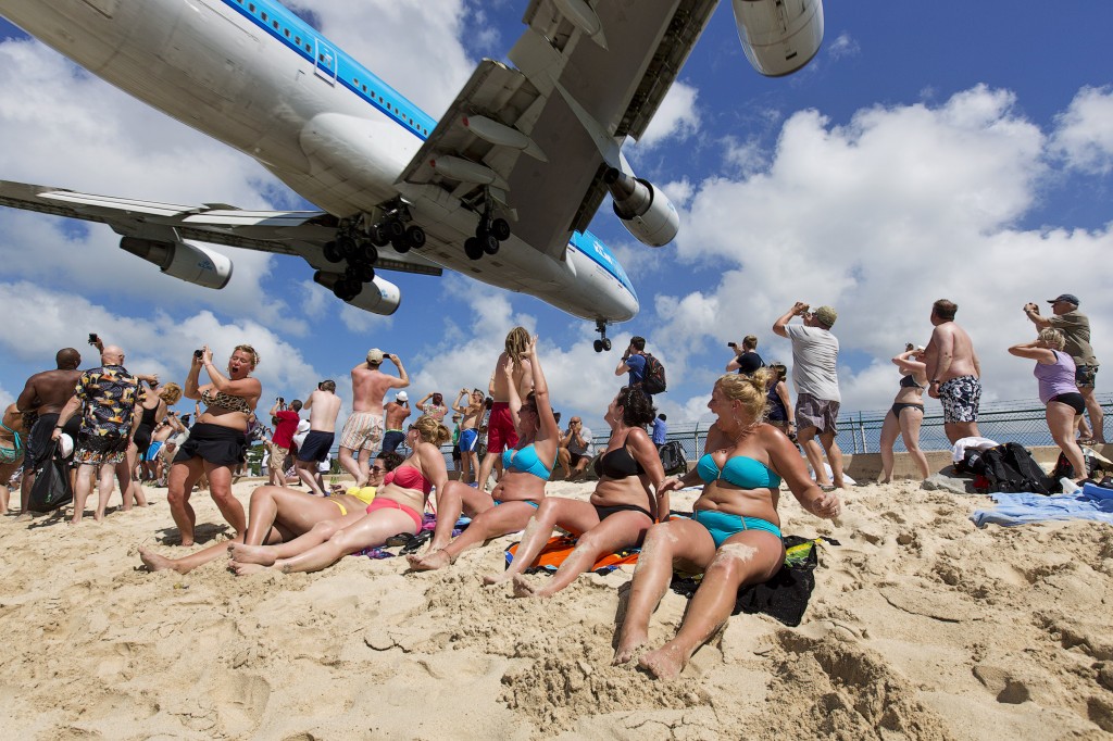 Het aantal vakantieboekingen voor het zomerseizoen, dat loopt van april tot en met oktober, ligt volgens de laatste cijfers van brancheorganisatie ANVR 7 procent lager dan vorig jaar. Wel zijn de boekingen na het WK voetbal iets aangetrokken. Begin deze maand constateerde de ANVR (Algemene Nederlandse Vereniging van Reisondernemingen) dat het WK voetbal een remmende werking had op het aantal boekingen. Toen lagen de boekingen 7,5 procent lager ten opzichte van een jaar geleden. Nederlanders bleven thuis aan de buis gekluisterd om de verrichtingen van Oranje te volgen. De verwachting was dat de boekingen weer zouden aantrekken als het toernooi in Brazilië achter de rug was. Die prognose is uitgekomen. In de week na het einde van het toernooi (14 juli tot en met 20 juli) was het aantal boekingen 3 procent hoger dan in dezelfde week een jaar geleden. Vliegramp Oekraïne In die week (17 juli) voltrok zich ook de vliegtuigramp in Oekraïne. Volgens een woordvoerster van de ANVR heeft die ramp nauwelijks invloed op het aantal boekingen. "Dit was een verschrikkelijke ramp. Maar Nederlanders laten zich niet snel afschrikken.'' Dat de boekingen gemeten over het zomerseizoen tot nu toe 7 procent lager liggen, heeft "vermoedelijk toch te maken met de economie'', zegt de ANVR-woordvoerster. Pakketreizen De cijfers van de ANVR hebben betrekking op pakketreizen die worden geboekt bij reisbureaus en bij touroperators die direct aan consumenten verkopen. Bij twee derde gaat het om vliegvakanties naar zonnige oorden, met achtereenvolgens Turkije, Spanje en Griekenland als populairste bestemmingen. De overige boekingen zijn van mensen die met de auto, bus of trein naar een van tevoren besproken accommodatie reizen.