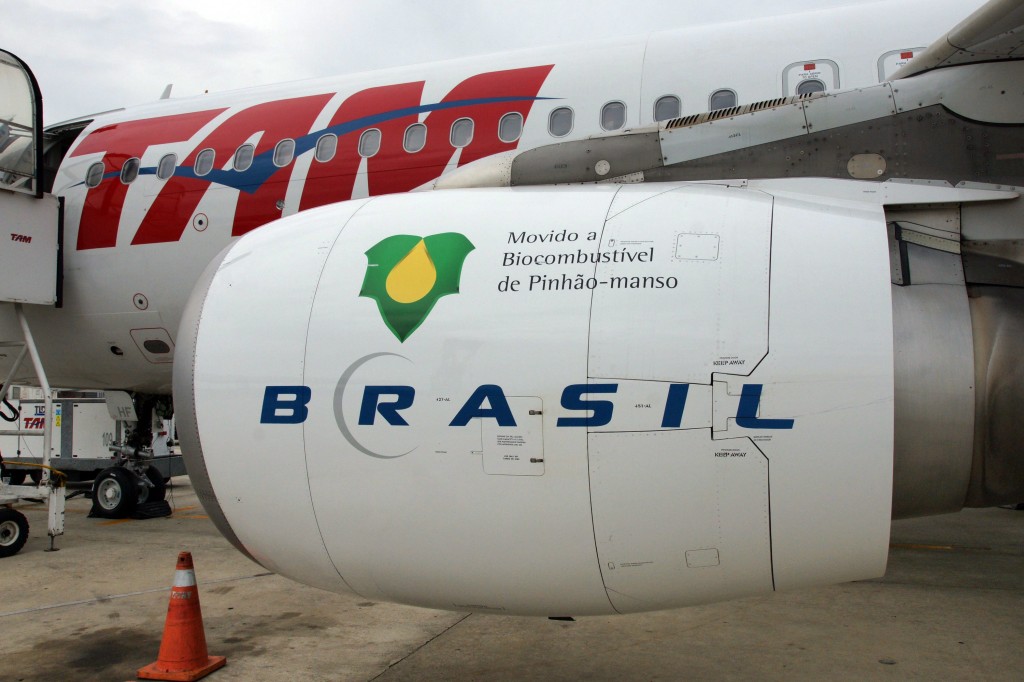 Het is Schiphol opnieuw niet gelukt een belang te krijgen in een Braziliaans vliegveld. De Amsterdamse luchthaven greep deze keer mis bij de veiling van het vliegveld Galeão International Airport bij Rio de Janeiro, zo bleek vrijdag. Het bod van 14,5 miljard real, zo'n 4,7 miljard euro, dat Schiphol samen met het Franse luchthavenbedrijf Aéroports de Paris en twee Braziliaanse partners op het vliegveld had uitgebracht, bleek te laag. De Braziliaanse luchthaven ging naar een consortium van het Braziliaanse Odebrecht en de Singaporese Changi Airport Group. Dat bood 19 miljard real.