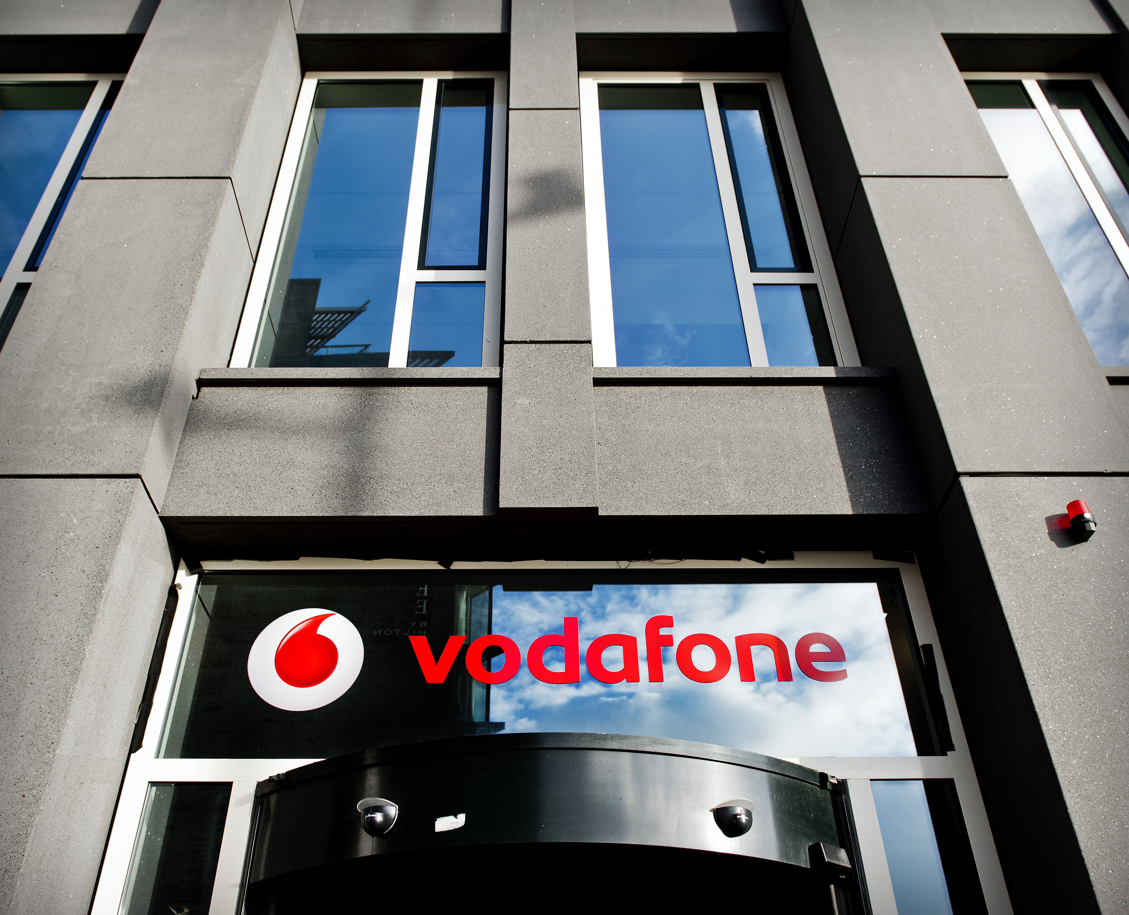 Telecombedrijf Vodafone ziet druk op de inkomsten in Nederland. Ook neemt het aantal klanten af. Vodafone Nederland heeft in het gebroken boekjaar 2013/2014 minder omzet geboekt dan een jaar eerder. De daling werd onder meer veroorzaakt door de economische omstandigheden en door regelgeving. Het bedrijf maakte dinsdag ook bekend dat het aantal klanten in het afgelopen jaar is gedaald. De operationele omzet daalde met 5,6 procent tot ruim 1,7 miljard euro. De omzet per klant nam met 5,9 procent af tot 25,10 euro. Ook een daling van het aantal prepaidbellers had een negatief effect op de inkomsten. Het totale aantal klanten liep met 0,6 procent terug van 5,3 miljoen tot 5,27 miljoen.
