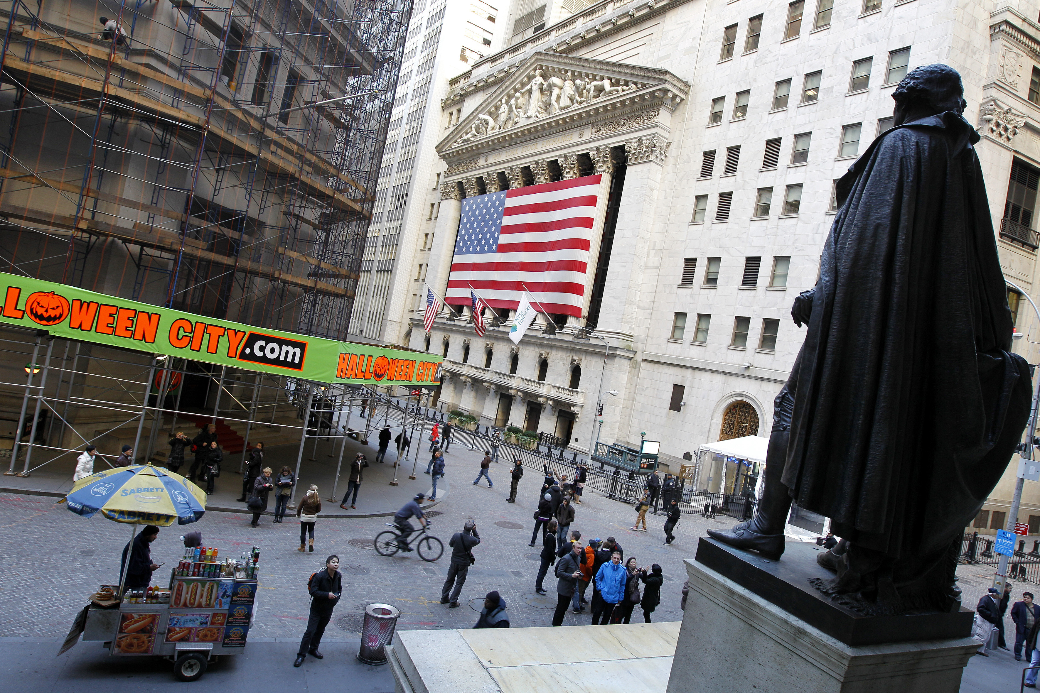 De effectenbeurzen in New York zijn dinsdag met verlies begonnen. Een waarschuwing van Richard Fisher, de president van de Federal Reserve Bank of Dallas, dat beleggers zich moeten voorbereiden op het terugschroeven van de steunmaatregelen van de Amerikaanse centrale bank zorgde voor enige terughoudendheid. De Dow-Jonesindex noteerde kort na aanvang van de handel 0,1 procent lager op 15.763 punten en de brede S&P 500 verloor 0,3 procent tot 1767 punten. Technologiebeurs Nasdaq zakte 0,4 procent tot 3906 punten.