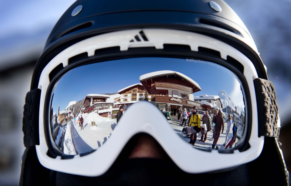 Nederlanders besparen dit jaar op de wintersportvakantie. Ruim een derde geeft minder uit en veel mensen gaan helemaal niet naar de sneeuw. Dat blijkt uit een enquête van ING onder 45.000 mensen, meldt het AD. De terugloop komt volgens Martin van Garderen van het Economisch Bureau van ING doordat op wintersportvakanties weinig valt te bezuinigen. "Bij een zomervakantie kun je korter gaan of dichterbij. Dat is bij deze vakantie lastiger." Slechts 7 procent van de ondervraagden gaf aan dit jaar op wintersportvakantie te gaan. Ook branchevereniging ANVR ziet een terugloop in het aantal boekingen. Er zijn 11,7 procent minder boekingen gedaan dan vorig jaar, meldt ANVR op basis van nieuwe cijfers. Vooral de boekingen voor een skivakantie in Duitsland zitten flink in het slop met een min van 21 procent. Oostenrijk en Frankrijk, traditioneel de landen waar de meeste Nederlanders de skipistes opzoeken, blijven het populairst. De boekingen liepen daar wel terug met respectievelijk 11 en 10 procent. Vakantie naar de zon “Mensen boeken steeds later, soms wachten ze tot vlak voor vertrek. Bij wintersportvakanties is de tendens van laat boeken nog sterker, omdat je natuurlijk wel sneeuw moet hebben. En de crisis speelt natuurlijk ook mee”, vertelt Mirjam Dresmé van ANVR. Daarnaast zoeken steeds meer Nederlanders volgens haar de zon op in de winter. “Veel mensen waren de sneeuw in Nederland vorig jaar beu, ze kiezen nu liever een zonvakantie”, aldus Dresmé. De wintersportboekingen kunnen echter nog wel een inhaalslag maken. “Het is nog heel vroeg in het winterseizoen, de cijfers kunnen onherroepelijk veranderen.” Lees ook Genoeg van Tirol? Dit zijn pas exotische ski-oorden Welke indoor skibaan is het best?