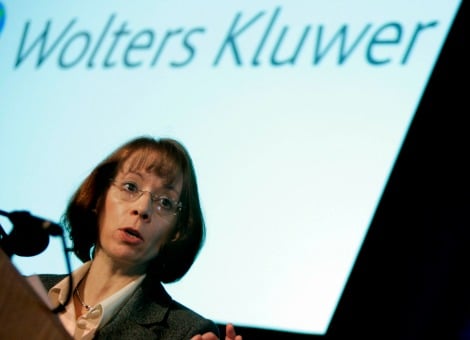 Wisselkoersen en reorganisatiekosten hebben afgelopen halfjaar opnieuw een negatief effect gehad op de resultaten van Wolters Kluwer. De informatieleverancier blijft voor dit jaar echter rekenen op een verbetering van de winstmarge. Wolters Kluwer meldde woensdag een omzet van 1,72 miljard euro over de eerste helft van 2014. Dat was 1 procent minder dan een jaar eerder. Gecorrigeerd voor wisselkoersen en overnames ontstond een plus van 1 procent. De aangepaste nettowinst zakte met 4 procent tot 190 miljoen euro, maar liet tegen constante wisselkoersen een verbetering met 1 procent zien. De operationele winstmarge zakte vorig halfjaar met 1 procentpunt naar 18,2 procent. Dit kwam vooral door eerder aangekondigde reorganisatiekosten van 19 miljoen euro. Die kosten komen in heel dit jaar uit op 25 à 30 miljoen euro. Wolters Kluwer hield vast aan de verwachting dat de marge over het hele jaar verbetert tot tussen 20,5 en 21,5 procent. Trends Bestuursvoorzitter Nancy McKinstry gaf aan dat de trends in Europa wisselend blijven, maar dat de verkoop van digitale producten er bemoedigende tekenen vertoont. De autonome groei werd vorig halfjaar gesteund door de ontwikkelingen bij Tax & Accounting, Financial & Compliance en door Health. Bij die laatste tak liep de voor wisselkoersen gecorrigeerde omzet met 5 procent op. Wolters Kluwer meldde verder dat een kredietfaciliteit in diverse valuta ter waarde van 600 miljoen euro met 5 jaar is verlengd, tot 2019. De faciliteit kan vervolgens nog tweemaal met één jaar worden verlengd.