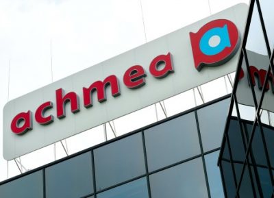 achmea Verzekeringsconcern Achmea schrapt de komende 3 jaar ongeveer 4000 banen. Dat heeft het concern, de grootste verzekeraar van Nederland, woensdag bekendgemaakt. Achmea heeft in totaal 19.000 mensen in dienst, waarvan ongeveer 17.000 in Nederland. Voor een deel betreft het gedwongen ontslagen. Achmea wil de kosten verlagen omdat de premie-inkomsten onder druk staan, onder meer doordat steeds meer mensen hun eigen risico verhogen en omdat er minder aanvullende verzekeringen worden afgesloten. Daarnaast sluiten steeds meer klanten hun verzekering via internet af. "Verdere standaardisatie en complexiteitsreductie van onze processen moeten gaan zorgen voor een meer concurrerend kostenniveau'', aldus bestuursvoorzitter Willem van Duin. De medezeggenschap en vakorganisaties zijn op de hoogte gebracht van de reorganisatie. Achmea heeft enkele jaren geleden al een reorganisatie doorgevoerd waarbij 2500 banen werden geschrapt. De Unie wil sociaal plan aanpassen Vakorganisatie De Unie wil dat het sociaal plan van verzekeraar Achmea langer geldig is dan de eerste helft van 2014. Ook medewerkers die na 30 juni 2014 bij Achmea weg moeten, moeten op het plan kunnen terugvallen. De vakbond voor middelbaar en hoger personeel is "onaangenaam verrast'' dat de verzekeraar niet "op voorhand bereid is'' ervoor te zorgen dat dit plan ook geldt voor iedereen die na die datum boventallig is, aldus bestuurder Inge de Vries van De Unie. Volgens De Unie schrapt Achmea 4000 arbeidsplaatsen "vanwege verdergaande automatisering en kostenreductie''. De Vries zegt rekening te houden met gedwongen ontslagen. "Reden te meer voor Achmea om waar te maken dat zij de meest vertrouwde werkgever willen zijn. Dat hoort erbij als je de meest vertrouwde verzekeraar wilt zijn, dan verzeker je ook je eigen personeel tegen werkloosheid. Daarom vraagt De Unie aan Achmea om het huidige sociaal plan door te trekken", aldus De Vries. CNV: reorganisatie Achmea laat ingezet CNV Dienstenbond vindt dat de reorganisatie bij Achmea op een laat moment is ingezet. Daardoor hebben medewerkers volgens de vakbond minder tijd om ander werk te vinden. De raad van bestuur van Achmea had al veel eerder het signaal af kunnen geven dat het deze kant op zou gaan, aldus de bond. De zeer forse ingreep is het gevolg van een doorgaande digitalisering van de diensten die Achmea aanbiedt, constateert CNV Dienstenbond. "Hoewel deze ontwikkeling al jaren aan de gang is, hakt het bedrijf pas nu de knoop door en gaat in relatief korte tijd fors krimpen. De medewerkers dreigen hier nu de dupe van te worden." FNV: weinig kans interne herplaatsing Achmea Vakbond FNV Finance acht de kans klein dat er bij de reorganisatie van Achmea veel mensen intern herplaatst kunnen worden. "Gezien de weg die Achmea inslaat en de krimp in de financiële sector is de kans op interne herplaatsing gering. FNV Finance blijft met kritische blik de invulling en uitwerking van de aangekondigde banenreductie volgen", zegt Karin Heynsdijk, bestuurder bij de vakbond. Volgens haar verdwijnen de banen "in heel de organisatie, op alle functieniveaus". De bond wil met de directie van Achmea afspraken maken om medewerkers zoveel mogelijk aan werk te helpen.