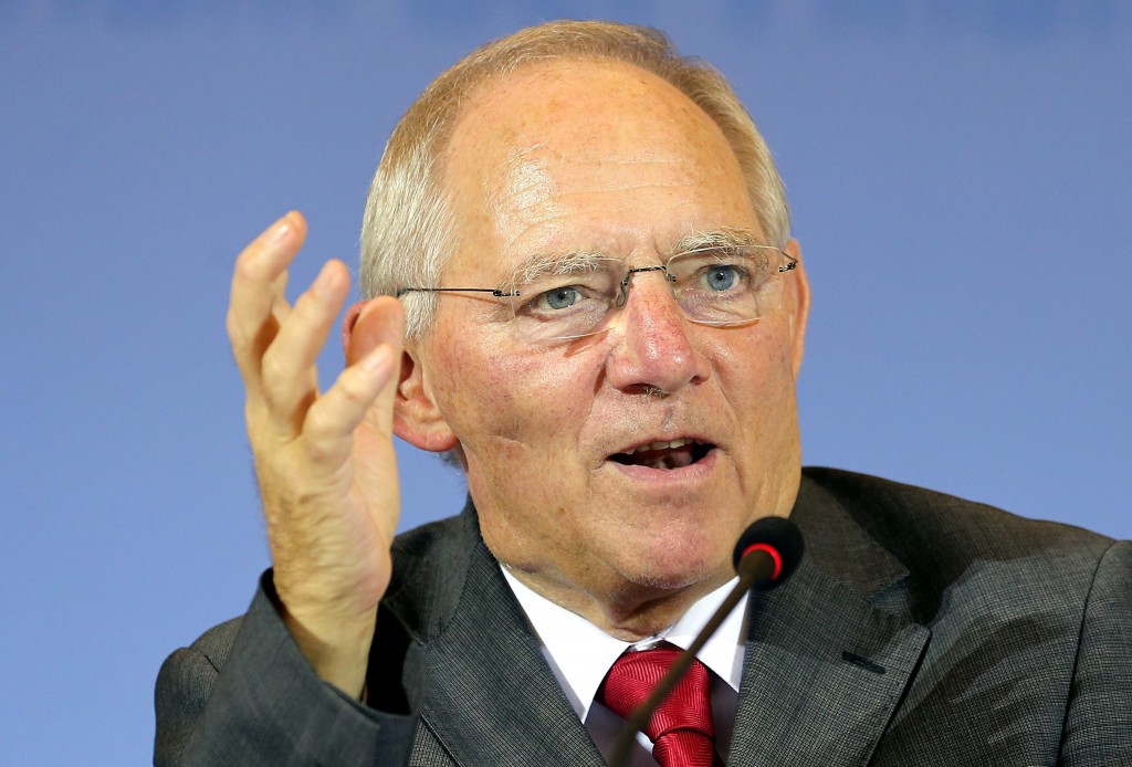 Het dieselschandaal bij Volkswagen is voornamelijk het gevolg van hebzucht, aldus de Duitse minister van Financiën Wolfgang Schäuble. Hij zei dat woensdag tegenover RedaktionsNetzwerk Deutschland. De bewindsman voorspelde in het gesprek met het mediabedrijf "enorme wijzigingen'' bij de grootste autofabrikant van Europa. "Het is hebzucht omwille van roem en erkenning'', zei Schäuble. "Zoals de crisis heeft aangetoond is de concurrentie enorm hevig, zeker als je succesvol wilt zijn in de mondiale markt.'' Hij doelde daarmee op de ambitie van Volkswagen in de afgelopen jaren om Toyota voorbij te streven en het grootste autobedrijf ter wereld te worden. Uiteindelijk, na de afwikkeling van het schandaal, zal Volkswagen niet meer de gigant zijn die het nu is, voorspelde Schäuble. Hij vreesde niet voor een permanente smet op het Duitse blazoen. "We zullen sterker uit deze crisis komen.'' Het blad Stern liet woensdag weten dat uit een peiling blijkt dat de helft van de Duitsers vreest voor imagoschade voor de gehele Duitse industrie door de fraude bij Volkswagen. Van de ondervraagden gaf 45 procent aan dat alleen de merken van Volkswagen schade zullen oplopen door de kwestie.
