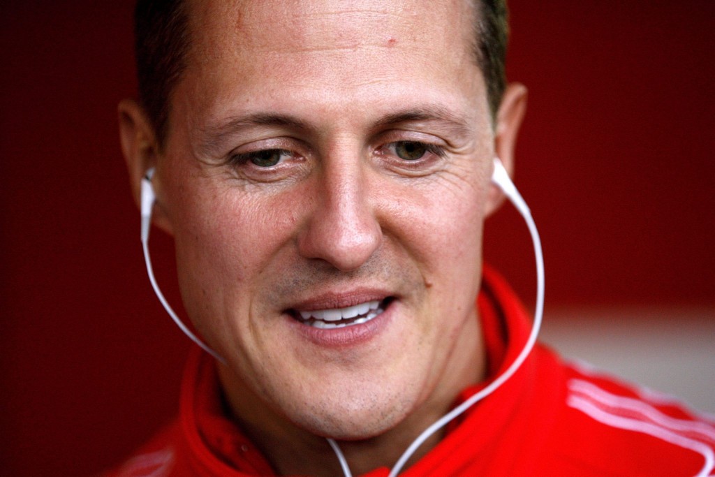 In de toestand van racelegende Michael Schumacher zijn "kleine en bemoedigende" signalen waargenomen. Dat maakte zijn manager woensdag bekend. "We houden er vertrouwen in dat Michael herstelt en zal ontwaken", liet zaakwaarnemer Sabine Kehm weten. "Vanaf het begin was duidelijk dat het een lang en zwaar gevecht zou worden. We zullen geduldig moeten blijven." De 45-jarige Schumacher liep op 29 december tijdens een skiongeluk in de Franse Alpen zwaar hersenletsel op. Zijn helm is bij de klap op een rotsblok in meerdere stukken gebroken. De oud-coureur was bij kennis toen hij arriveerde in het ziekenhuis van Grenoble. Hij slaagde er niet in alle vragen te beantwoorden en was in de war. Sinds het ongeluk werd bij in een kunstmatige coma gehouden. Volgens diverse verklaringen van de doktoren was al die tijd zijn toestand kritiek doch stabiel. Ontwakingsproces De behandelende artsen zijn eind januari begonnen met het ontwakingsproces. De Franse sportkrant L’Equipe meldde eerder dat de zevenvoudige wereldkampioen in de Formule 1 positief reageerde op de eerste pogingen om hem langzaam te doen ontwaken. Een geraadpleegde deskundige legt in de Franse krant uit hoe dat meestal in zijn werk gaat. “Nadat de patiënt zijn ogen heeft geopend, wordt het vermogen tot communiceren gecontroleerd. Dat gebeurt met simpele bevelen: ‘open je ogen, sluit je ogen, open je mond, schud mijn hand.’ De komende 2 maanden zal Schumacher zich verward en passief voelen. Op langere termijn is zijn toekomst moeilijk te voorspellen. Bij ernstig hersenletsel is de werkelijke schade pas over een aantal jaar vast te stellen." Oproep om privacy Voor de familie van Schumacher zijn de ernstige gevolgen van het ongeval, in ogenschijnlijk redelijk normale omstandigheden, nog steeds heel moeilijk te accepteren. "Ook omdat het zo'n banale situatie was waarin Michael verongelukte, gezien het feit dat hij zoveel precaire situaties heeft overwonnen'', zo doelde de familie op zijn lange en zeer succesvolle loopbaan als formule 1-coureur. De familie van Schumacher vroeg nogmaals dringend om privacy. "Het gaat om een zeer intieme en fragiele aangelegenheid. Wij willen alle energie die we hebben Michael doen toekomen. We zijn ervan overtuigd dat hem dat helpt en ook dat hij deze strijd zal winnen.'' Lees ook Formule 1 in 2014: parade van lelijke 'piemelneuzen'