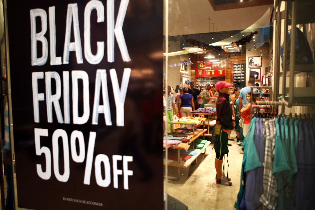 Op ‘Black Friday’, de dag na Thanksgiving, renden Amerikanen vorige week zoals ieder jaar naar de winkels om hun kerstcadeautjes in te slaan. De Amerikaanse middenstand stunt traditioneel met enorme kortingen, maar vaak betreft het een zorgvuldige geplande illusie. Dat schrijft The Wall Street Journal. Een product kan met ettelijke percentages zijn afgeprijsd, maar vaak hebben het nooit voor de oorspronkelijke prijs in de schappen gelegen. Tussen 2009 en 2012 namen de kortingsacties bij 31 grote winkelketens met 63 procent toe, en nam het gemiddelde kortingsbedrag toe van 25 procent naar 36 procent, volgens de website Savings.com. Maar in dezelfde periode bleef de winstmarge van de ketens – het verschil tussen het inkoopbedrag en het verkoopbedrag – gelijk op 27,9 procent, volgens FactSet. Dat percentage veranderde nauwelijks tijdens de feestdagen. Korting al verrekend in de prijzen Wat gebeurt hier? Veel korting is dus al verrekend in de prijzen van de producten. The Wall Street Journal geeft het voorbeeld van een trui die daadwerkelijk wordt verkocht in een grote winkelketen. De leverancier verkoopt de trui voor ongeveer 14,50 dollar. De adviesprijs is 50 dollar, wat een marge van ongeveer 70 procent betekent voor de winkelier. Er worden maar een paar truien voor die prijs verkocht, maar het merendeel verlaat de winkel voor de eerste afprijsronde van 44,99 dollar, en het grootste gedeelte voor de uiteindelijke kortingsprijs van 21,99 dollar. Zo’n trui kost dus gemiddeld 28 dollar, waarmee de winkel een marge van 45 procent haalt. Nieuwe winkelketens, meer concurrentie Ooit, voor de jaren zeventig en tachtig, was het nog praktijk dat daadwerkelijk restpartijen voor een lagere prijs werden verkocht. Maar dat veranderde toen veertig, dertig jaar geleden een aantal nieuwe winkelketens zijn deuren opende in de Verenigde Staten en de competitie sterker werd. Het kan voorkomen dat firma’s dit seizoen meer moeten afprijzen dan gepland, om de concurrentie te slim af te zijn. Maar de meeste kortingsacties zijn dus zorgvuldig gepland. Dat maakt in urenlang in de rij staan voor een bak afgeprijsde kleding dus een béétje zinloos.