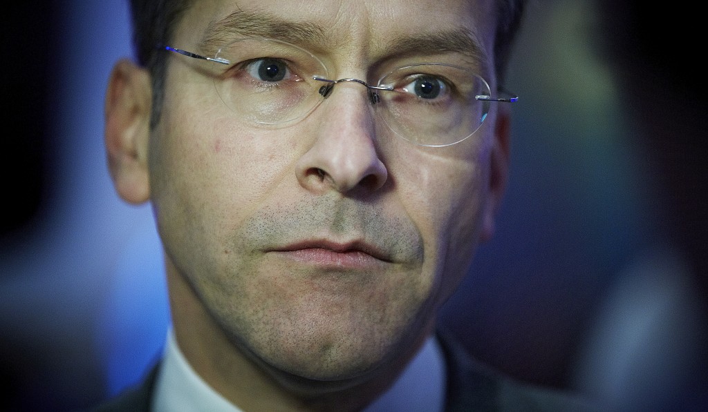Minister van Financiën en eurogroepvoorzitter Jeroen Dijsselbloem houdt er rekening mee dat Griekenland deze maand geen uitbetaling krijgt uit het leningenprogramma van de eurozone. De Grieken krijgen in december pas geld als de Europese trojka zijn nieuwe rapport heeft afgerond en de ministers van de eurozone daarnaar hebben kunnen kijken. De trojka-missie aan Griekenland verloopt moeizaam op het moment, gaf Dijsselbloem toe in een debat met de Tweede Kamer. De trojka laat zich niet onder druk zetten, net zo min als de eurogroep. Verdere uitbetalingen aan Griekenland volgen pas als de eurogroep naar de trojka-rapportage heeft kunnen kijken. Dat zou nog kunnen in december, ,,maar de tijd is erg kort'', aldus Dijsselbloem.