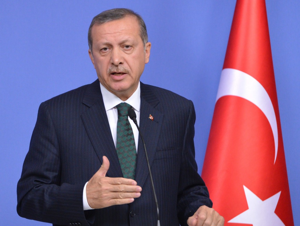 De Turkse politie is zondag gebouwen van media binnengevallen die nauw verbonden zijn aan de islamitische prediker Fethullah Gülen, tegenstander van president Tayyip Recep Erdogan. Zeker 23 mensen zijn opgepakt in heel Turkije in een operatie tegen "leden van een bende die de macht probeert te grijpen". De invallen komen twee dagen nadat Erdogan nieuwe maatregelen had aangekondigd tegen aanhangers van zijn rivaal. Hij beschuldigt zijn voormalige bondgenoot ervan een coup te willen plegen. De beweging van de invloedrijke geestelijke is in een machtsstrijd verwikkeld met het kamp van Erdogan en zijn AK-partij. De twee leiders waren politieke bondgenoten, maar kregen ruzie. Protesten tegen arrestaties De politie pakte zondag onder meer twee voormalige politiechefs op, de voorzitter van Samanyolu TV, een tv-producent, een regisseur en scriptschrijvers. Aanhangers van Gülen zouden "een staat binnen de staat" vormen, en onder meer werken bij de politie, de rechterlijke macht en de media. Bij het kantoor van de krant Zaman in Istanbul protesteerden betogers tegen de politieactie. Zij riepen dat vrije media niet tot zwijgen kunnen worden gebracht. Een van de journalisten van Zaman riep de politie op hem te arresteren, in een op tv uitgezonden toespraak. Corruptieschandaal Volgens Erdogan zat Gülen vorig jaar achter een reeks corruptieonderzoeken die de regering ernstig in verlegenheid brachten. De corruptieaffaire leidde tot een machtsstrijd tussen de regering enerzijds en de rechterlijke macht en politie anderzijds. Honderden politiemensen en aanklagers zijn sinds eind vorig jaar ontslagen of overgeplaatst. Gülen woont sinds 1999 in zelfgekozen ballingschap in de Amerikaanse staat Pennsylvania. EU niet blij De Europese Unie noemde de invallen door de Turkse autoriteiten "onverenigbaar met de mediavrijheid''. De EU gaf het commentaar zondag in een ongewoon stevige reactie. "Deze operatie gaat in tegen de Europese waarden en normen waar Turkije deel van wil uitmaken." Turkije is sinds 1999 kandidaat-lid van de Europese Unie. De officiële onderhandelingen begonnen in 2005, maar toetreding lijkt verder weg dan ooit. De Europese Commissie heeft onder meer kritiek op de reactie van de toenmalige regering van premier Recep Tayyip Erdogan op een corruptieonderzoek naar zijn kabinet. Zo wilde Erdogan macht bij rechters weghalen en bij de minister van Justitie neerleggen. Het hoogste rechtscollege in Turkije schrapte die wet. Blokkade van Twitter en YouTube Turkije krijgt ook kritiek op de manier waarop het omgaat met de mensenrechten en vrijheid van meningsuiting. De Turkse regering liet YouTube en Twitter blokkeren nadat daar afgeluisterde telefoongesprekken waren gepubliceerd die Erdogan in ernstige verlegenheid brachten. Het constitutioneel gerechtshof oordeelde dat de blokkade in strijd met de wet was, waarna deze werd opgeheven. Ook de manier waarop Ankara de protesten tegen de regering de kop indrukte, stuit op kritiek in Brussel.