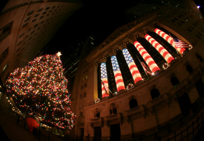 De beurzen op Wall Street verkeerden maandag opnieuw in kerststemming en werden voortgestuwd naar nieuwe recordstanden. De handel kreeg steun van uitspraken van het Internationaal Monetair Fonds over de Amerikaanse economie en sterke macrocijfers. De Dow-Jonesindex eindigde 0,5 procent hoger op 16.294,61 punten. De S&P 500-index sloot eveneens 0,5 procent in de plus op 1827,99 punten. Technologiebeurs Nasdaq kreeg er 1,1 procent bij tot 4148,90 punten en bereikte daarmee de hoogste stand in 13 jaar. De winsten volgen op sterke stijgingen in de afgelopen week, waarbij de graadmeters er al tot 3 procent bijkregen. Directeur Christine Lagarde van het IMF zei zondag dat de vooruitzichten voor de Amerikaanse economie duidelijk zijn verbeterd. Zij wees onder meer op de dalende werkloosheid en het besluit van de Federal Reserve om het steunbeleid voorzichtig in te perken. Het IMF, zo beloofde Lagarde, gaat zijn verwachting voor de VS naar boven aanpassen, ook omdat het Congres inmiddels heeft ingestemd met een nieuwe begroting. Apple De handel kreeg verder steun van sterke cijfers over de economie van de VS. Zowel de consumentenbestedingen in november als het consumentenvertrouwen in december bleken flink te zijn gestegen. De toename van de bestedingen met 0,5 procent was de sterkste stijging in 5 maanden. Apple stond in de belangstelling, nadat de onderneming maandag bekend had gemaakt de handen ineen te slaan met China Mobile, de grootste aanbieder van mobiele telefonie in het land. Het aandeel van de elektronicafabrikant sloot 3,8 procent hoger. Facebook Ook Facebook werd door beleggers beloond met een winst van 4,8 procent. Het aandeel maakte maandag zijn opwachting in de brede S&P 500-index. BlackBerry hoorde eveneens bij de stijgers met een winst van 3,5 procent. Vrijdag ging het aandeel ook al omhoog nadat de smartphone-producent had laten weten telefoons voor de Indonesische markt te gaan maken. De euro was 1,3697 dollar waard, tegen 1,3705 bij het sluiten van de Europese beurzen. De prijs van Amerikaanse olie zakte 0,6 procent tot 98,69 dollar per vat. Brentolie noteerde een verlies van 0,3 procent op 111,49 dollar.