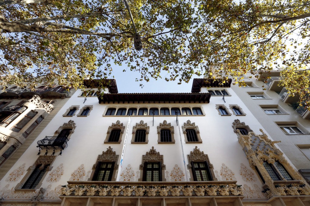 De huizenprijzen in Spanje zijn in het eerste kwartaal van dit jaar in het zwakste tempo gedaald in meer dan 3 jaar. Dat blijkt uit maandag gepubliceerde cijfers van het Spaanse statistiekbureau. De huizenprijzen gingen met 1,6 procent omlaag in vergelijking met een jaar eerder. In het vierde kwartaal van vorig jaar was nog sprake van een daling met 7,8 procent. Sinds het uitbreken van de crisis op de Spaanse vastgoedmarkt 6 jaar geleden zijn de woningprijzen in het land met 36 procent omlaaggegaan. De Spaanse minister van Economische Zaken Luis de Guindos zei maandag dat de Spaanse economie op de weg naar herstel is. De Spaanse overheid rekent voor dit jaar op een economische vooruitgang met 1,2 procent.