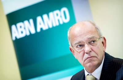 ABN Amro kampt op 19 december sinds 12.30 met een storing. Klanten van ABN Amro kunnen geen geld overmaken via internetbankieren. Dat meldt de website Allestoringen.nl die onder meer op basis van informatie op sociale media als Twitter en Facebook de beschikbaarheid van webdiensten in de gaten houdt. Klanten van de bank kunnen wel bij hun saldo, maar het overmaken van geld of het doen van betalingen via iDeal wil niet lukken. Op Twitter heeft ABN Amro de storing inmiddels aan klanten bevestigd. Eerder deze maand waren er op 12 en 14 december storingen bij de bank. ING De storing bij ABN Amro komt een dag nadat ING met een storing kampte. Mogelijk zijn de banken op dit moment weer miktpunt van ddos-aanvallen. Dat zijn aanvallen waarbij servers worden lamgelegd door een enorm aantal informatie in één keer op te vragen. Lees ook Forse storing internetbankieren en mobiele app bij ING