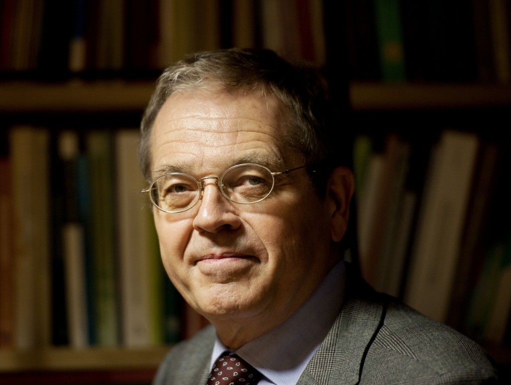 De overheid creëert ten onrechte het beeld dat in Nederland veel fraude zou worden gepleegd, meent de Nationale ombudsman Alex Brenninkmeijer. Volgens hem valt het met de omvang van de fraude heel erg mee. Hij uitte woensdag dan ook kritiek dat volgende week een overheidscampagne over fraude van start gaat. Eerder dit jaar werden in een spotje van de Sociale Verzekeringsbank ouderen er al voor gewaarschuwd dat als ze (gaan) samenwonen er bepaalde regels gelden voor de aanvraag voor en het ontvangen van AOW. Brenninkmeijer vroeg toen cijfers op. "Ik moest het drie keer narekenen omdat ik het niet geloofde. Maar de fraude kwam neer op 0,0001 procent", zei hij. Maar bijvoorbeeld ook de fraude met gemeentelijke subsidies of fraude onder studenten valt wel mee. Brenninkmeijer wijst erop dat de opsporing "heel veel kost". "Bijna alle burgers deugen; 98 procent van de burgers deugt. Het gaat eigenlijk heel goed. Ook als je kijkt naar criminaliteitscijfers. Die dalen. Dat geldt in heel Europa. Hier staan gevangenissen leeg", zei hij. Volgens hem klopt het beeld ook niet dat burgers alleen maar tevreden zijn als ze hun zin krijgen. "Vaak vinden mensen een boete die ze krijgen terecht. Als ze zeggen ontevreden te zijn komt dat vaak, omdat ze zich niet serieus genomen voelen." Veel maatregelen van overheid overbodig Volgens Brenninkmeijer is "macht'' de reden dat de overheid het beeld neerzet. Volgens hem zijn veel overheidsmaatregelen die op dit moment worden genomen "overbodig''. Hij wijst bijvoorbeeld op de zogenoemde Bulgarenfraude. Het ging vanwege een klein lek in het systeem fout, maar "het systeem werkt op zich goed''. "Dat geldt ook voor het systeem met het Persoonsgebonden Budget (PGB). We geven een rugzakje hier en een rugzakje daar en dan zijn er een aantal fraudegevallen. Dan zeggen we nu; het systeem is onbetrouwbaar en we gaan het afschaffen." Ombudsman neemt afscheid De ombudsman dient waarschijnlijk op korte termijn officieel zijn ontslag in. Het Europees Parlement stemde woensdag in met zijn voordracht als lid van de Europese Rekenkamer. Brenninkmeijer zegt dat de meeste gemeenten en uitvoeringsinstanties zijn kritiek en aanbevelingen aannemen. Dat ging voor ministeries niet altijd op. Volgens Brenninkmeijer had dat te maken met "Haagse arrogantie en politieke druk''. Ook populisme speelde bij sommige onderwerpen een rol.