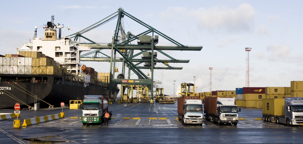 De overslag in de haven van Antwerpen is dit jaar met 3,5 procent gegroeid tot 190,6 miljoen ton aan behandelde goederen. Dat meldde het Gemeentelijk Havenbedrijf Antwerpen maandag op basis van voorlopige cijfers. De Antwerpse haven behandelde nooit eerder zo veel goederen. De toename kwam vooral door de groei in zogeheten vloeibaar massagoed, zoals olie, petroleumderivaten en chemicaliën. Die overslag nam met bijna een derde toe tot 59,7 miljoen ton. De overslag van containers, nog altijd de belangrijkste activiteit in de haven van Antwerpen, kromp met bijna 2 procent, tot 102 miljoen ton. De Antwerpse haven liet daarmee een duidelijk ander beeld zien dan de haven van Rotterdam. Daar liet de opslag van olie en oliegoederen dit jaar geen groei zien, terwijl de overslag van droge goederen zoals kolen en erts toenam. In Antwerpen ging de opslag van droge massagoederen juist met ruim een kwart omlaag. Topman Eddy Bruynickx stelde dat Antwerpen afgelopen jaar de sterkste groeicijfers van alle havens in de Benelux heeft opgetekend. Rotterdam meldde vorige maand op basis van voorlopige cijfers een stabilisering van de overslag, op 442 miljoen ton.