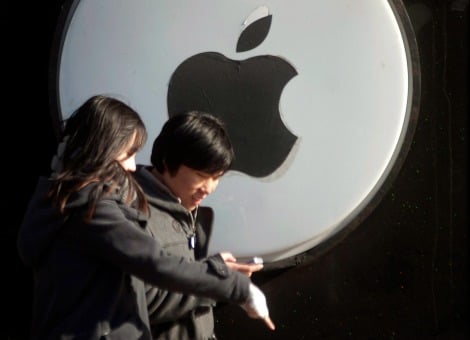 Na twee jaar onderhandelen heeft Apple eindelijk een deal gesloten met China Mobile, de grootste provider van China en de wereld. Dat schrijft The Wall Street Journal donderdag op basis van ingewijden. Daarmee zou het Amerikaanse techconcern de iPhone mogen leveren bij abonnementen van het Chinese telecombedrijf. Dergelijke overeenkomsten zijn belangrijk voor Apple, omdat providers hun klanten korting kunnen geven op de iPhone bij het afsluiten van een abonnement. Daardoor wordt de telefoon van Apple iets betaalbaarder, al blijft het een duur apparaat vergeleken met de concurrentie. Op 18 december zou China Mobile de deal wereldkundig maken, als het een nieuw merk introduceert bij de lancering van het 4G-netwerk, de nieuwste generatie mobiel internet. Een woordvoerder van Apple wil tegenover The Wall Street Journal niet reageren. China belangrijke markt Apple op zoek is naar manieren om meer iPhones te verkopen, nu de verkopen in Europa en de VS stagneren. China is na Europa en de VS de belangrijkste markt voor Apple. Bovendien is het land meer en meer een cruciale markt voor mobiele apparaten. Een derde van de smartphones wereldwijd wordt inmiddels in China afgezet, aldus marktonderzoeker Canalys. Chinese telefoonmakers als Lenovo, Yulong, Huawei, ZTE en Xiaomi knabbelen met relatief goedkope smartphones aan het marktaandeel van Apple. Maar ook grote concurrent Samsung is Apple met grote stappen voorbijgegaan in China en heeft een marktaandeel van 21 procent. Daar kan Apple bij lange na niet aan tippen. Het marktaandeel van de iPhone in China is weggezakt tot 6 procent in het derde kwartaal. Deal met China Mobile is doorbraak De deal met China Mobile zou een doorbraak betekenen voor Apple. De provider is met 700 miljoen klanten zeven keer groter dan de marktleider in de Verenigde Staten, Verizon Wireless. Al sinds 2011 praten beide bedrijven over het opnemen van de iPhone in het assortiment van China Mobile. Maar tot nu toe liepen de gesprekken op niets uit. Daaraan ligt een technologische oorzaak ten grondslag. Apple moet de iPhone aanpassen voor het netwerk van China Mobile, omdat het Chinese concern een afwijkende technologie gebruikt. Voordat Apple dat doet, wil het de garantie van China Mobile dat het een bepaald aantal iPhones afneemt. Maar dat is een horde voor de Chinese provider, die liever niet van tevoren al fors wil investeren in de dure iPhone. Win-win-situatie Nu lijken beide partijen het toch eens te zijn geworden. Dat is niet alleen goed nieuws voor Apple, ook de Chinese provider kan wel een succesje gebruiken. Het bedrijf kampt met een terugval in inkomsten, doordat consumenten minder bellen en sms’en door de opkomst van mobiel internet. Ook valt het aantal gebruikers van 3G tegen. Nog geen 20 procent van de klanten van China Mobile heeft 3G, fors minder dan de 38 procent van concurrent China Unicom. China Telecom doet het nog beter met 50 procent. Met de iPhone kan China Mobile het 3G-gebruik opkrikken, denken analisten. Ook is een geschikte telefoon om de uitrol van 4G te promoten. Voor Apple betekent een overeenkomst met China Mobile een enorme kans om meer iPhones te verkopen. Volgens marktonderzoeker Trefis kan China Mobile zo'n 1,5 miljoen iPhones per maand slijten aan klanten. Op jaarbasis zou dat de verkopen met zo'n 17 procent stuwen. Zakensite Forbes schatte eerder dat Apple de komende zeven jaar zo’n 100 miljoen iPhones extra kan afzetten in China. Daardoor zou de beurswaarde van Apple met zo’n 45 miljard dollar stijgen.