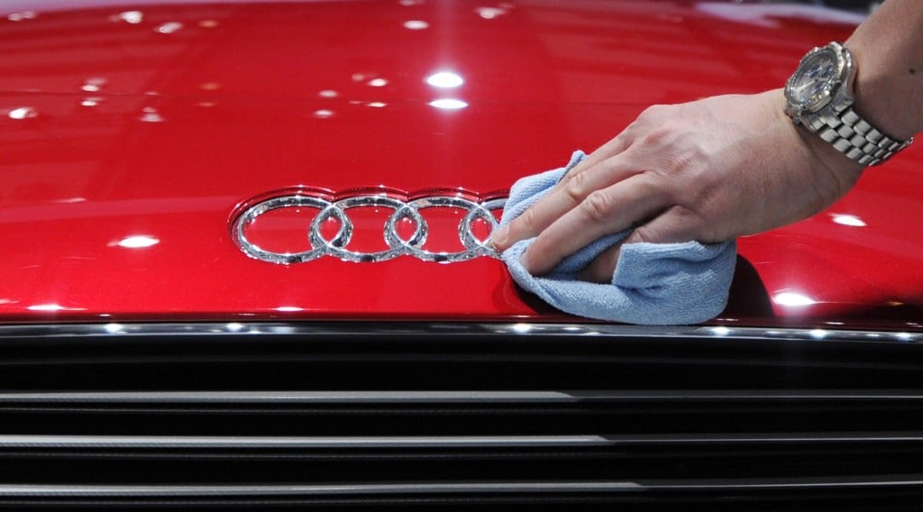 Audi gaat de komende jaren nog eens miljarden extra investeren in de ontwikkeling van nieuwe producten. De Duitse autofabrikant liet dat vrijdag weten. Audi steekt tot en met 2018 zo'n 22 miljard euro in nieuwe modellen en technologieën. Ook investeert Audi in de verdere uitbreiding van fabrieken in onder meer Mexico en China. Maar de helft van het geld gaat naar de Duitse productiecentra in Ingolstadt en Neckarsulm. Eind 2012 zei Audi nog tot en met 2016 circa 13 miljard euro te investeren in verdere ontwikkeling. Bronnen meldden dat Audi nog steeds zijn grote concurrent BMW wil inhalen. Daarvoor moeten er jaarlijks zeker 2 miljoen Audi's worden verkocht. De teller staat nu op ruim 1,5 miljoen. Overigens staat BMW ook niet stil. Dat concern wil volgens ingewijden in 2020 2,8 miljoen wagens verkopen.