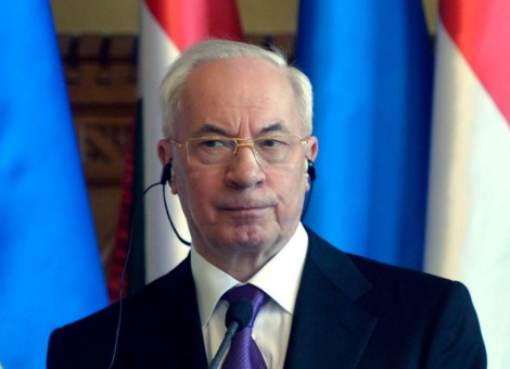 De kredieten en andere gunsten die de Russische president Vladimir Poetin dinsdag zijn Oekraïense ambtgenoot Viktor Janoekovitsj verleende, hebben Oekraïne van een bankroet gered. Dit zei de Oekraïense premier Nikolaj Azarov woensdag. "Het land dreigde in te storten'', aldus de dankbare premier. Rusland heeft de prijzen voor aardgas aanzienlijk verlaagd en steekt ongeveer 11 miljard euro in de economie van het land waar het historisch zo nauw mee is verweven. De minister van Energie van Oekraïne, Edvard Stavizki, juichte woensdag dat zijn land jaarlijks 5,25 miljard euro goedkoper uit is wat het aardgas betreft. Protesten in Kiev De overeenkomsten met Rusland worden door de prowesterse oppositie in Kiev gezien als verraad. De honderdduizenden mensen die al weken demonstreren eisen juist meer toenadering tot de Europese Unie. De EU heeft Oekraïne een associatieverdrag aangeboden, maar president Janoekovitsj besloot bij nader inzien zijn handtekening daar niet onder te zetten. Het verdrag met de EU zou de basis vormen voor meer samenwerking en handel. Europees aanbod ligt er nog steeds De Duitse bondskanselier Angela Merkel beklemtoonde woensdag dat "het aanbod op tafel blijft''. Merkel suggereert dat Rusland Oekraïne ervan weerhoudt om ook afspraken met Europa te maken. Ze zei dat het "niet zo kan zijn dat een land dat tussen Rusland en de EU ligt gedwongen wordt een principiële keuze te maken voor de een óf de ander.'' De Oekraïense regering zei vorige week nog best bereid te zijn een verdrag met de EU te sluiten, mits daar iets tegenover staat: een lening van 20 miljard euro. De Europese Commissie noemde de Oekraïense eisen onrealistisch en besloot de onderhandelingen voorlopig te staken.