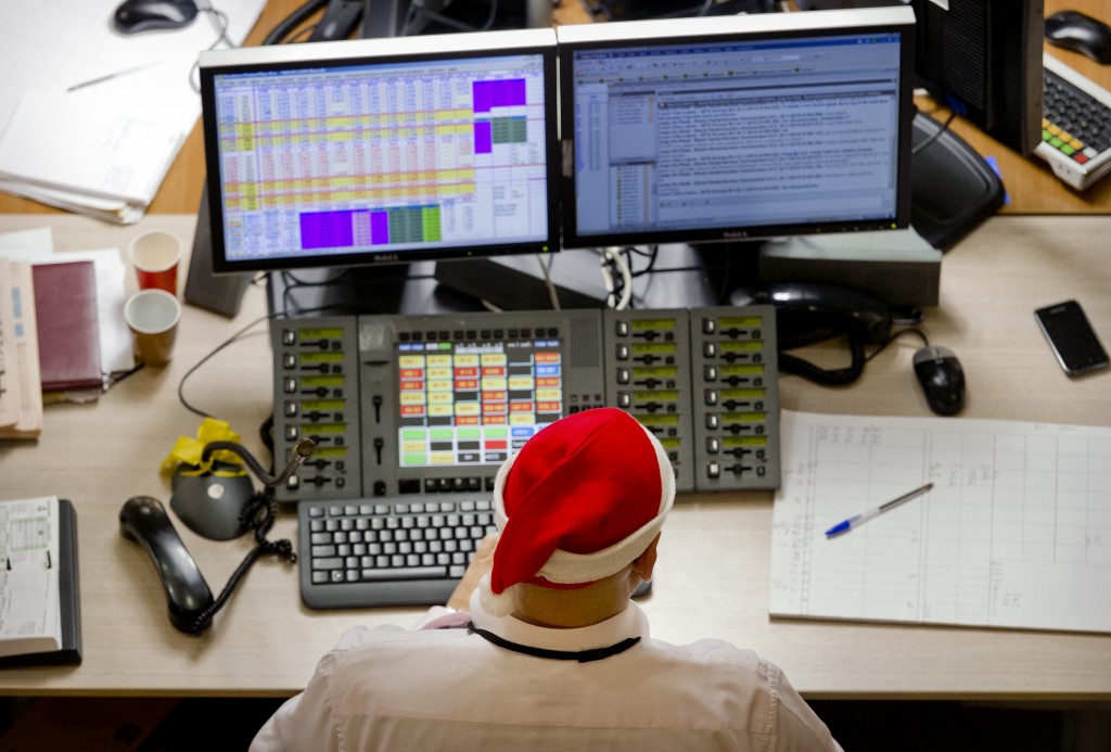 De beurzen op Wall Street hebben hun verkorte handelsdag dinsdag met kleine winsten geopend. De dag voor Kerstmis wordt de handel al om 19.00 uur (Nederlandse tijd) afgesloten. Woensdag zijn de beurzen in New York de hele dag dicht, de beurshandel wordt donderdag hervat. Vlak na de openingsbel stond de Dow-Jonesindex 0,2 procent hoger op 16.320 punten. De brede S&P 500 opende 0,1 procent in de plus op 1829 punten. Technologiegraadmeter Nasdaq steeg ook 0,1 procent, tot 4153 punten. Voorbeurs bleek uit cijfers van het ministerie van Handel dat de orders voor duurzame goederen in de VS in november met 3,5 procent zijn gestegen ten opzichte van de voorgaande maand. Die stijging was sterker dan verwacht. Economen rekenden gemiddeld op een toename met 2 procent. Daarnaast bleek de afname van de orders in oktober beperkter dan eerder gedacht. In die maand namen de orders met 0,7 procent af, in plaats van met 2 procent zoals eerder werd gemeld.