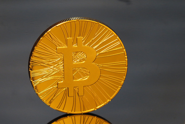 De Chinese centrale bank verbiedt financiële instellingen om transacties in de virtuele munt bitcoin af te handelen. De bitcoin heeft geen ,,echte betekenis'' en geniet niet dezelfde juridische status als een reguliere valuta, stelde de Volksbank van China donderdag. De centrale bank zei wel dat het burgers vrij staat om deel te nemen aan transacties via internet, mits zij zelf de risico's dragen. Verscheidene andere toezichthouders hebben al gewaarschuwd voor de risico's die aan de bitcoin kleven. De afgelopen tijd is de digitale munt zeer sterk in waarde gestegen, waarschijnlijk mede dankzij een toenemende belangstelling van Chinese investeerders.