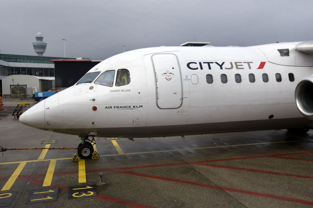 Luchtvaartconcern Air France-KLM heeft de verkoop van dochterbedrijf CityJet aan het Duitse Intro Aviation afgerond. Er zijn geen financiële details over de transactie bekendgemaakt, zo bleek donderdag. De verkoop werd al in december aangekondigd en omvat ook de Vlaamse CityJet-dochter VLM. Bij CityJet werken circa 1800 mensen. De Ierse luchtvaartmaatschappij bezit ruim 30 vliegtuigen, vliegt op 27 routes en vervoert jaarlijks 2 miljoen passagiers. CityJet stond sinds september vorig jaar in de etalage. Air France-KLM en CityJet zullen blijven samenwerken, onder meer bij vluchten van London City Airport naar Europese bestemmingen.