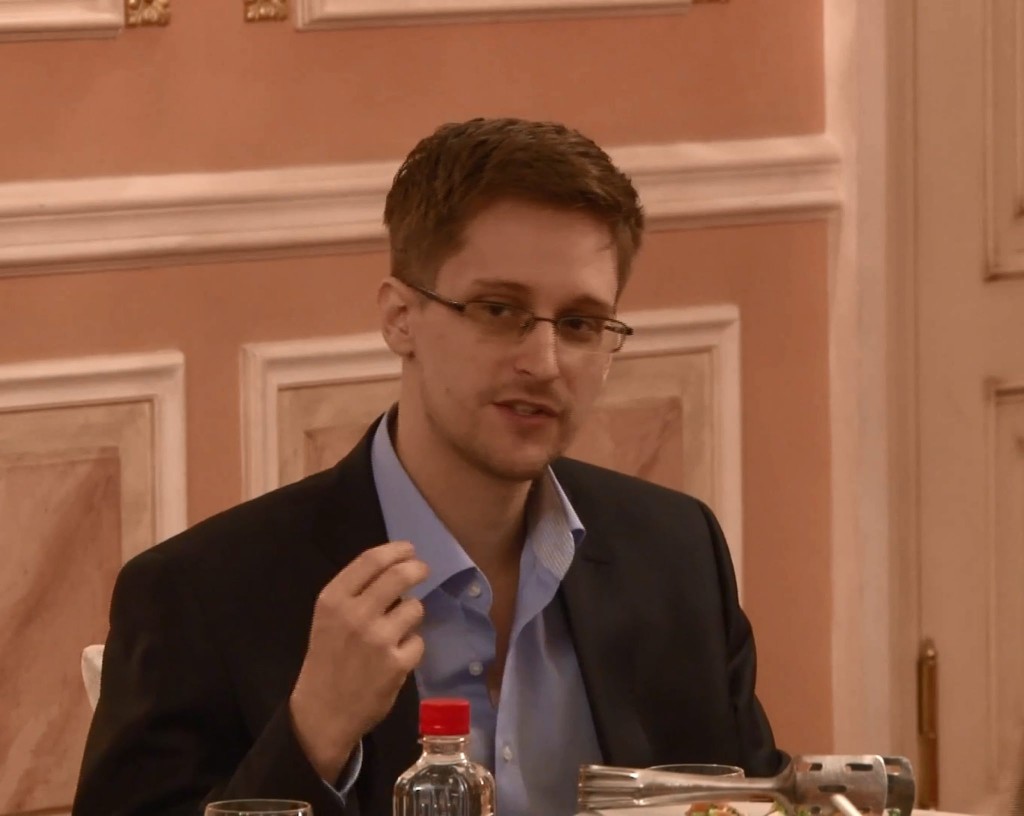 Klokkenluider Edward Snowden heeft asiel aangevraagd in Brazilië. "Ik zou erg graag in Brazilië willen wonen", vertelde hij in een interview met de Braziliaanse zender Globo TV. Ook bij enkele andere landen heeft hij een aanvraag ingediend. Na het onthullen van staatsgeheimen over spionage van de Amerikaanse inlichtingendienst NSA belandde Snowden uiteindelijk in Rusland. Hij verblijft daar op een tijdelijk visum, maar dat verloopt in augustus. Aangezien Washington zijn paspoort heeft ingetrokken, zijn zijn reismogelijkheden beperkt. De Amerikaan liet weten dat hij geen gevoelige informatie aan een land zal lekken in ruil voor een veilige plek. Hij moet op basis van humanitaire redenen asiel krijgen, vindt hij.