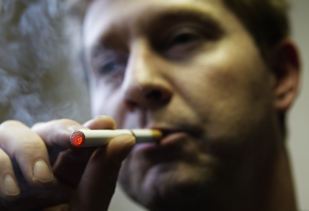 De Europese Unie neemt de elektronische sigaret (e-sigaret) in het vizier. De nepsigaret gaat onder de regels voor medicijnen of tabaksproducten vallen. Dat zijn onderhandelaars van het Europees Parlement en de EU-lidstaten woensdag overeengekomen in de strijd tegen het roken. Daarnaast is ook afgesproken om menthol in sigaretten vanaf 2020 te verbieden. Tevens worden de waarschuwingen over de schadelijke gevolgen van het roken die op elk pakje staan, groter. Voortaan gaat het om 65 procent van de voor- en achterkant (nu nog 30 en 40 procent). Daarnaast worden verpakkingen met minder dan 20 sigaretten verboden, aldus het principeakkoord. Met de strengere regels wil de EU vooral voor jongeren tabaksproducten onaantrekkelijk maken. Hulpmiddel voor verstokte roker? Vooral de e-sigaret zorgde nog voor discussie. Het parlement ziet dat product als hulpmiddel voor verstokte rokers om te stoppen, terwijl lidstaten waarschuwen dat de e-sigaret jongeren tot roken zou kunnen aanzetten. De tabaksindustrie trok fel van leer tegen het strenger maken van de Europese wetgeving. Naar schatting sterven jaarlijks 700.000 personen in de EU aan de gevolgen van roken. E-sigaret vanaf 18 jaar Een meerderheid van de Tweede Kamer vond onlangs dat er een minimumleeftijd van 18 jaar moet komen voor het kopen van een e-sigaret. Ook voor de verkoop van gewone sigaretten en alcohol geldt vanaf januari 18 jaar als minimumleeftijd. Een elektronische sigaret is een apparaatje op batterijen, bedoeld om als traditionele sigaret te gebruiken. Op de markt zijn er inmiddels vele varianten van. Er zit meestal nicotine in, maar geen tabak. Uit een rapport van het RIVM bleek dat een e-sigaret bijna net zo schadelijk is als een gewone peuk. Volgens de overheidswaakhond op het gebied van volksgezondheid is de elektronische sigaret een verslavend product dat zeer giftige stoffen bevat. Slecht voor ongeboren kinderen Gebruikers zouden vaak last hebben van duizeligheid, misselijkheid en mond- en keelirritatie. De uitgeademde lucht bevat bovendien veel schadelijke stoffen en de geïnhaleerde nicotine is slecht voor ongeboren kinderen. Ook de NVWA (Nederlandse Voedsel- en Warenautoriteit) waarschuwt voor de risico’s. Vloeibare nicotine in een elektronische sigaret is volgens de NVWA levensgevaarlijk voor kinderen. Een klein slokje van de vloeistof is al genoeg voor een acute nicotinevergiftiging.