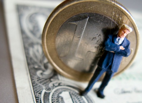 De euro heeft vrijdag de hoogste waarde ten opzichte van de dollar in ruim 2 jaar bereikt. Analisten koppelden de sterke opmars van de euro aan het vooruitzicht dat de rente in de Verenigde Staten nog een lange tijd zeer laag zal zijn. De waarde van de euro klom vrijdag aan het begin van de middag tot 1,3893 dollar. Dat is de hoogste stand sinds begin november 2011. Tijdens de kerstdagen schommelde de Europese munt nog rond 1,37 dollar. Het Amerikaanse stelsel van centrale banken, de Federal Reserve (Fed), kondigde vorige week aan vanaf januari een voorzichtig begin te maken met de afbouw van de stimuleringsmaatregelen voor de Amerikaanse economie. Tegelijkertijd werd benadrukt dat de rente in 's werelds grootste economie nog lange tijd zeer laag zal zijn. Lage inflatie De Fed liet de koppeling van een eventuele renteverhoging aan het gewenste peil van de werkloosheid in de VS, dat in zicht begint te komen, los. De centrale bankiers benadrukten daarentegen de lage inflatie, die een lage rente rechtvaardigt. "Een rentestap lijkt nu zover weg dat het niet eens de moeite waard is om erover na te denken'', zei een valutastrateeg tegen persbureau Bloomberg. De euro was eind oktober 2011 voor het laatst meer dan 1,40 dollar waard. De hoogste waarde ooit werd met 1,6038 dollar medio juli 2008 bereikt.